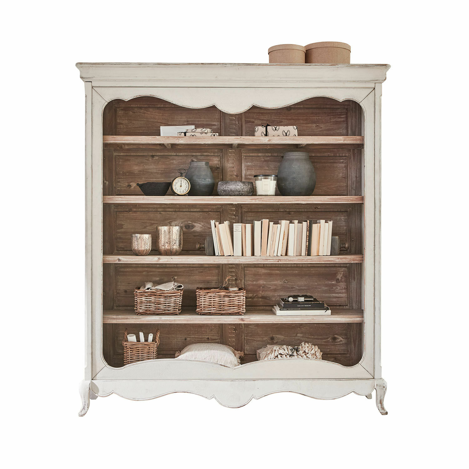 Regal Langworth Weisse Holzvitrine im Vintage-Stil mit Regalen, dekoriert mit Büchern und Wohnaccessoires