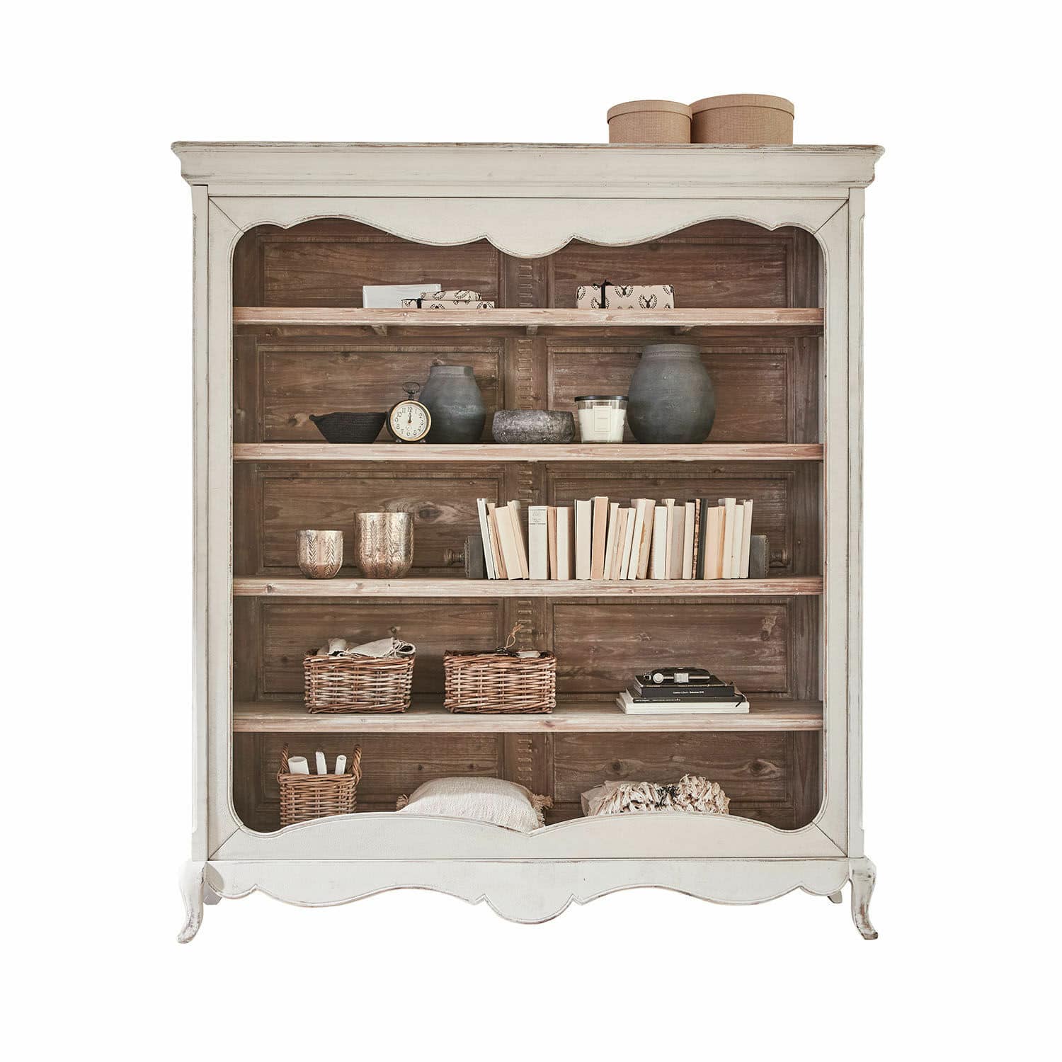 Regal Langworth Weisse Holzvitrine im Vintage-Stil mit Regalen, dekoriert mit Büchern und Wohnaccessoires