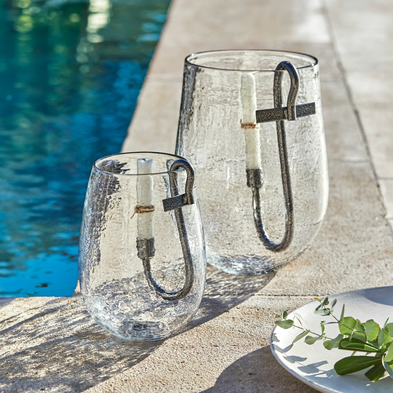 Windlicht 2er Set Lorcalla Glaslaternen mit Metallgriff und weisser Kerze am Poolrand, elegante Gartendekoration