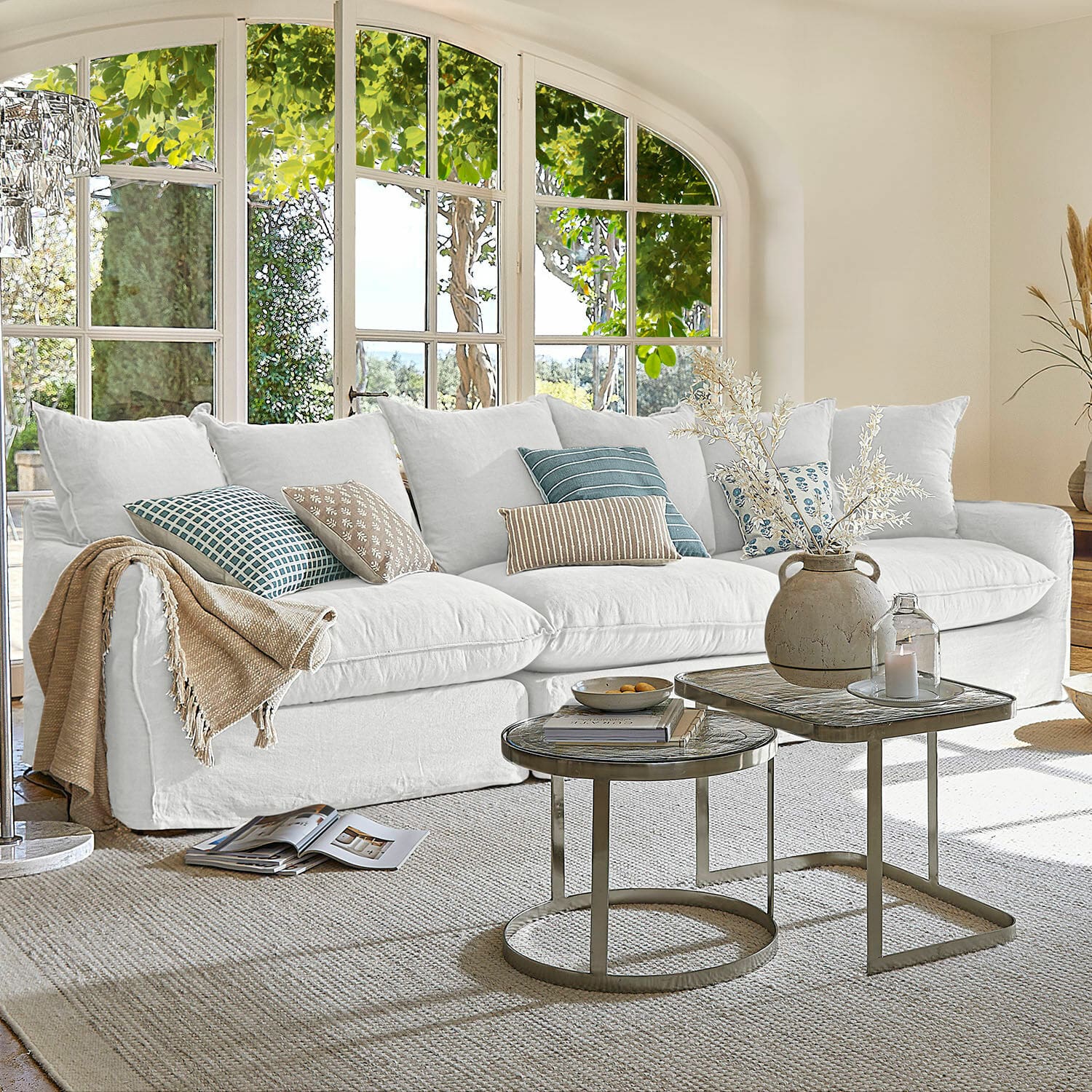 Sofa Finchingfield Gemütliches weisses Leinen-Sofa mit Dekokissen und Couchtischen im hellen Wohnzimmer