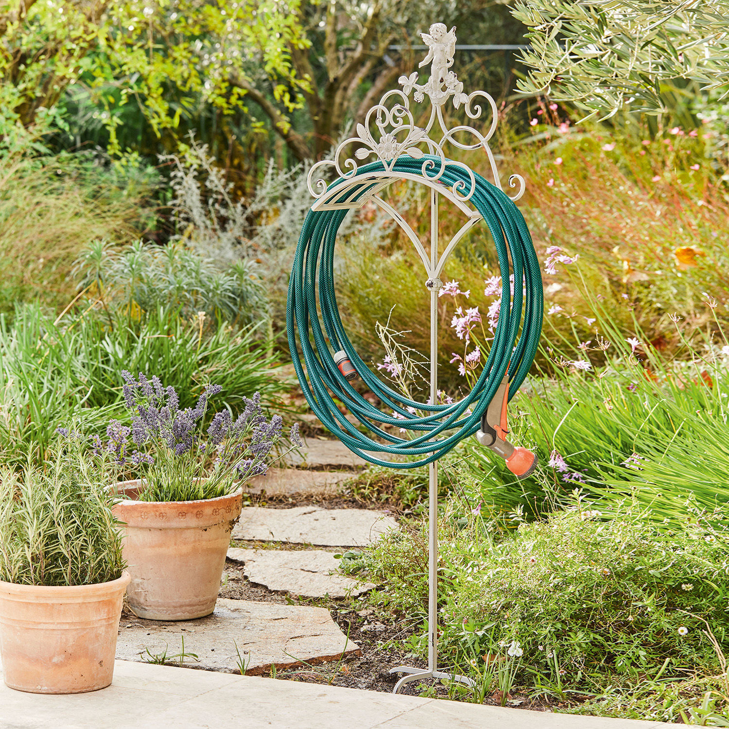 Schlauchhalter Chambellay Weisser Metall-Schlauchhalter im Vintage-Stil im grünen Garten mit Gartenschlauch