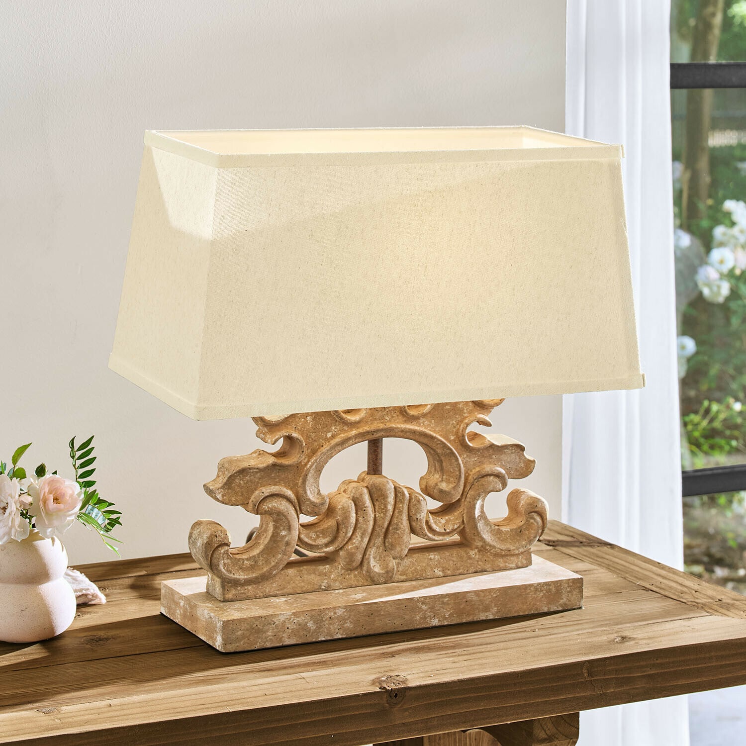 Tischlampe Portenza Tischlampe mit beigem Lampenschirm und dekorativem Steinsockel im Vintage-Stil