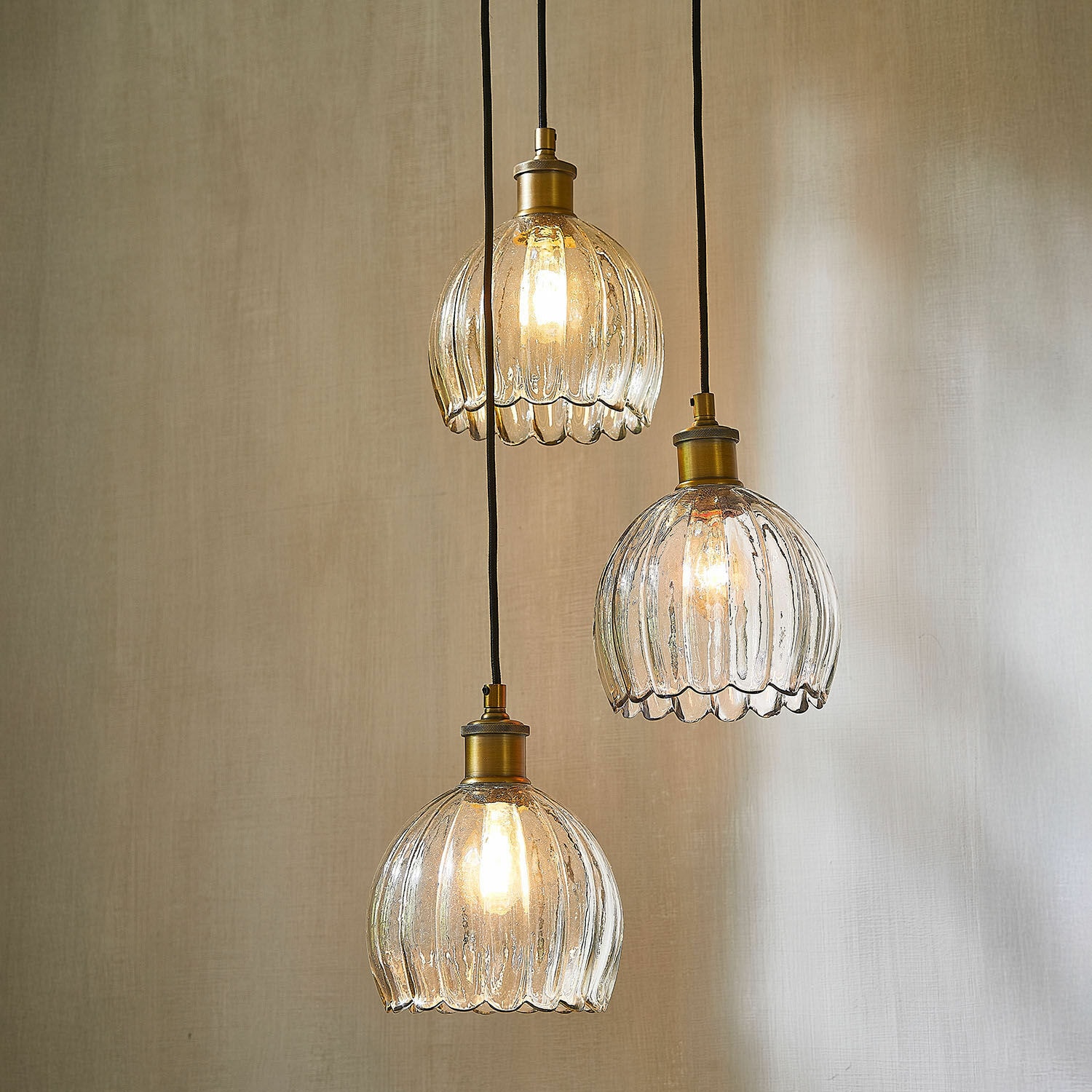 Hängelampe Rilenov Drei hängende Lampen aus Glas mit Messingdetails, dekorative Innenbeleuchtung