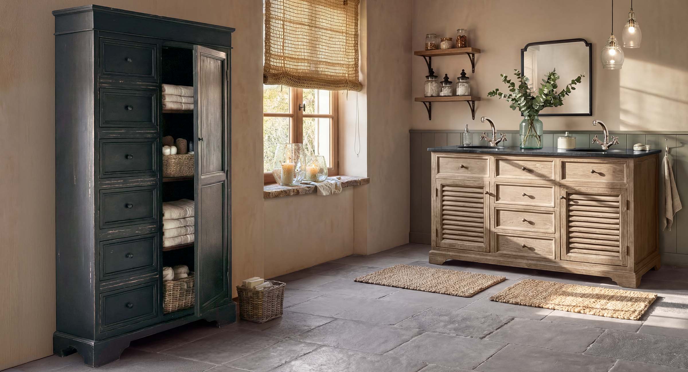 Rustikales Badezimmer mit hellem Holzschrank und schwarzem Schrank in natürlichen Beige- und Schwarztönen