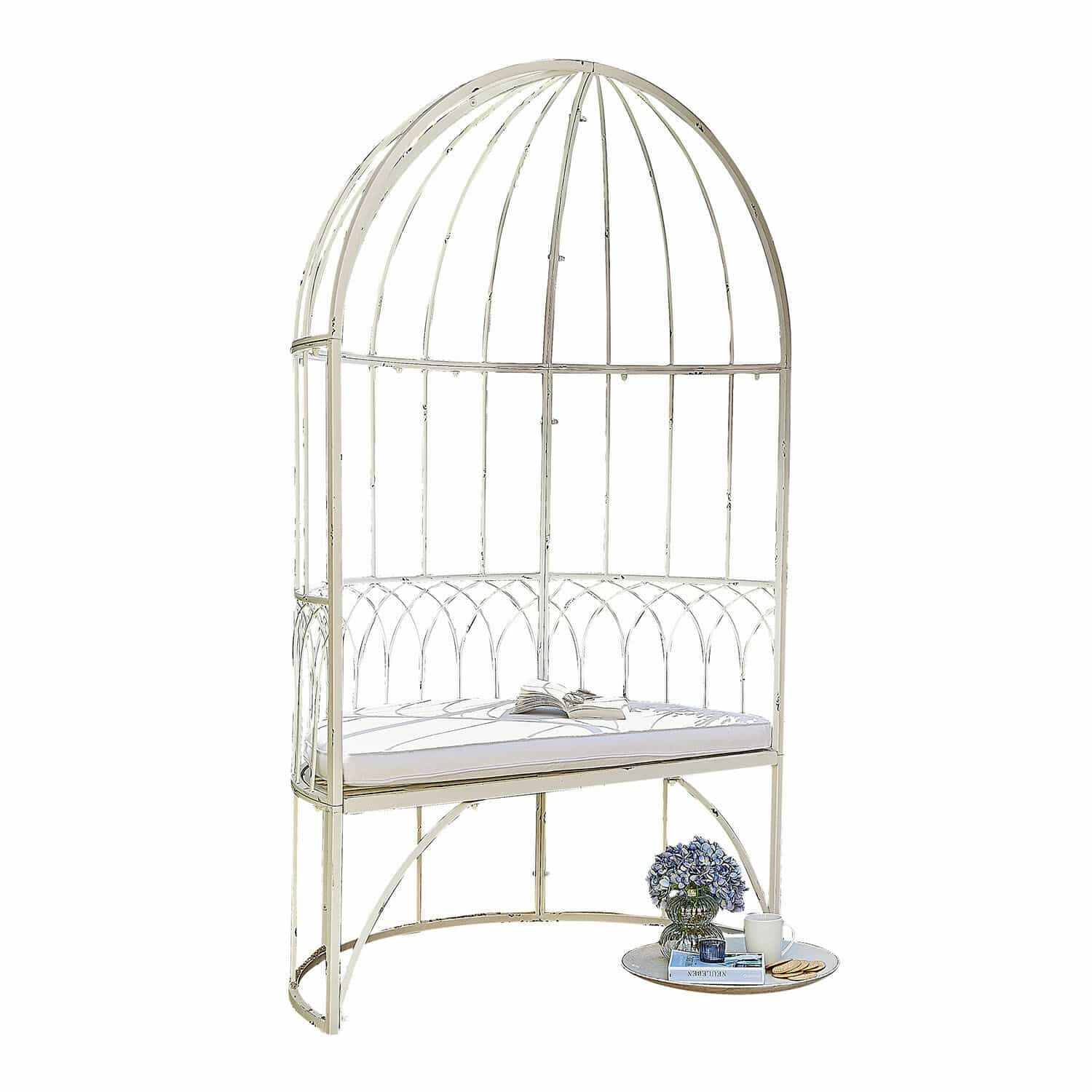 Weisse Metallbank mit Polster und Vintage-Kuppel, ideal für Garten oder Terrasse