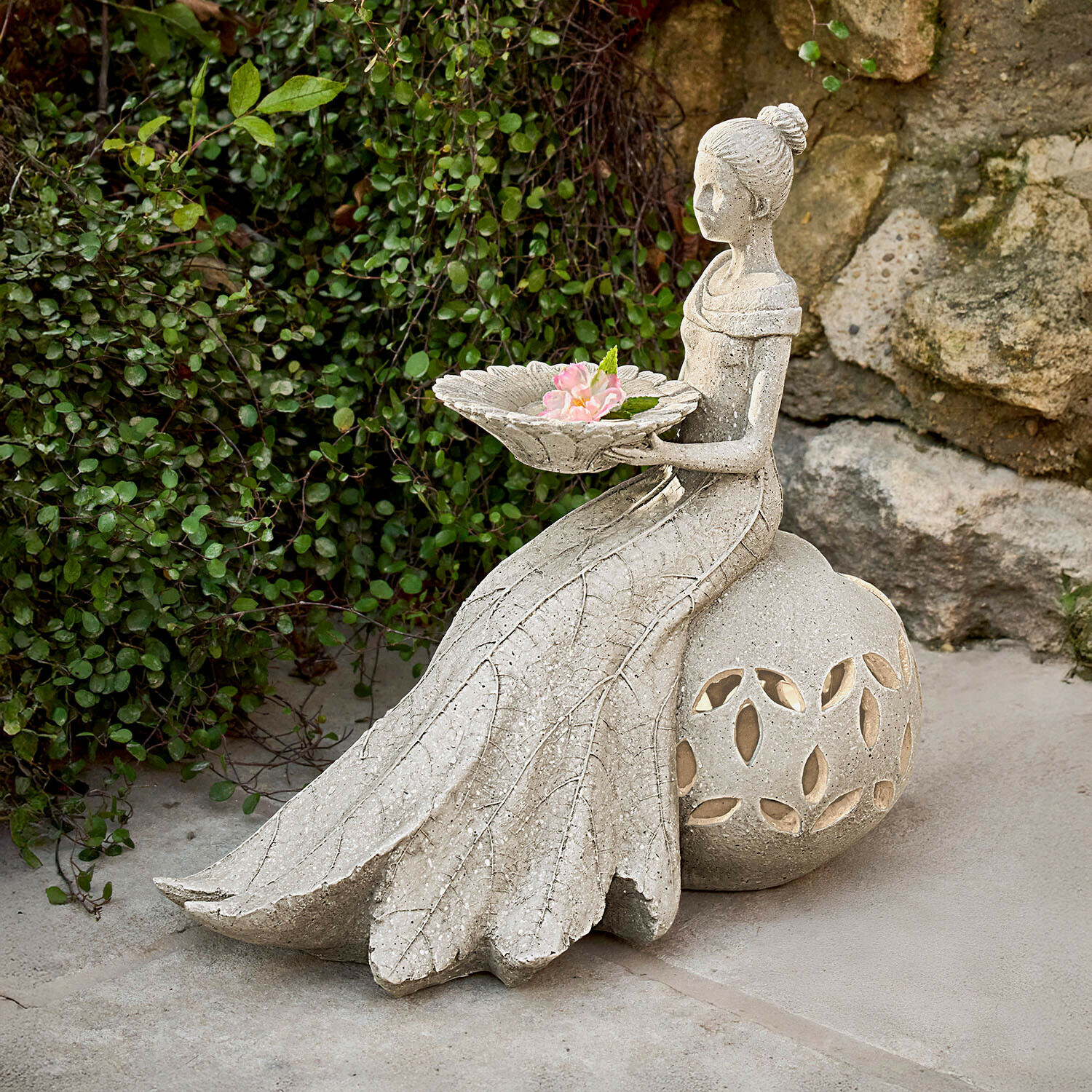 Solar-Dekofigur Lendoria Gartenfigur aus grauem Stein einer Frau mit Schale und Blumen, dekorative Terrassendekoration