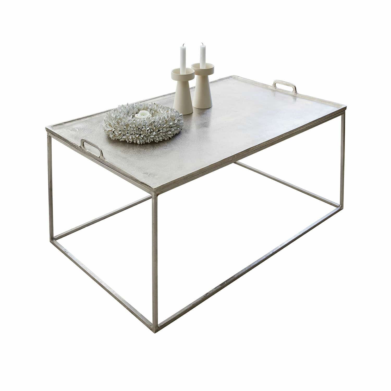 Moderner Couchtisch mit silbernem Metallgestell und dekorativen weissen Kerzenhaltern