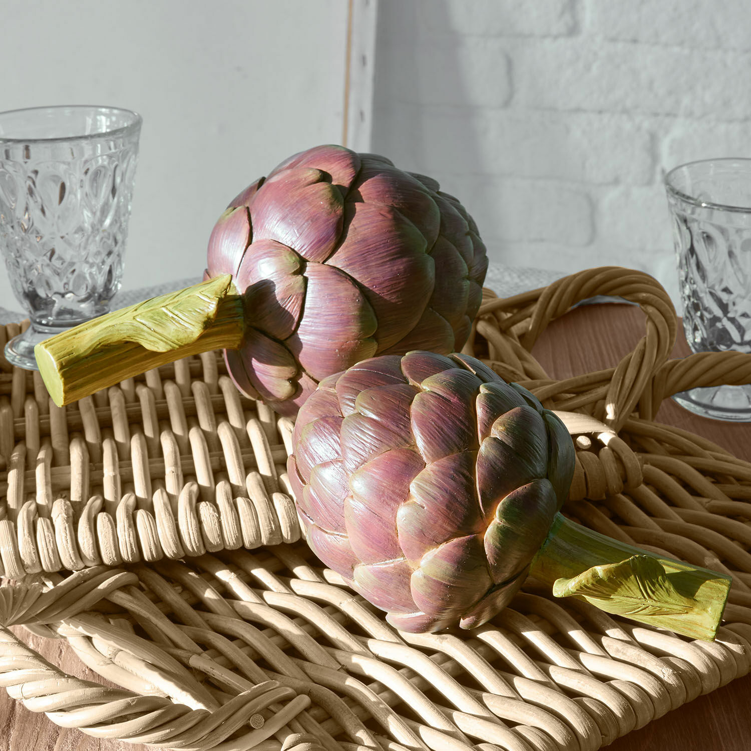 Deko-Artischocke 2er Set Wilorin Dekorative Artischocken aus Kunststoff in Violett-Grün auf einem geflochtenen Tablett als Wohnaccessoire
