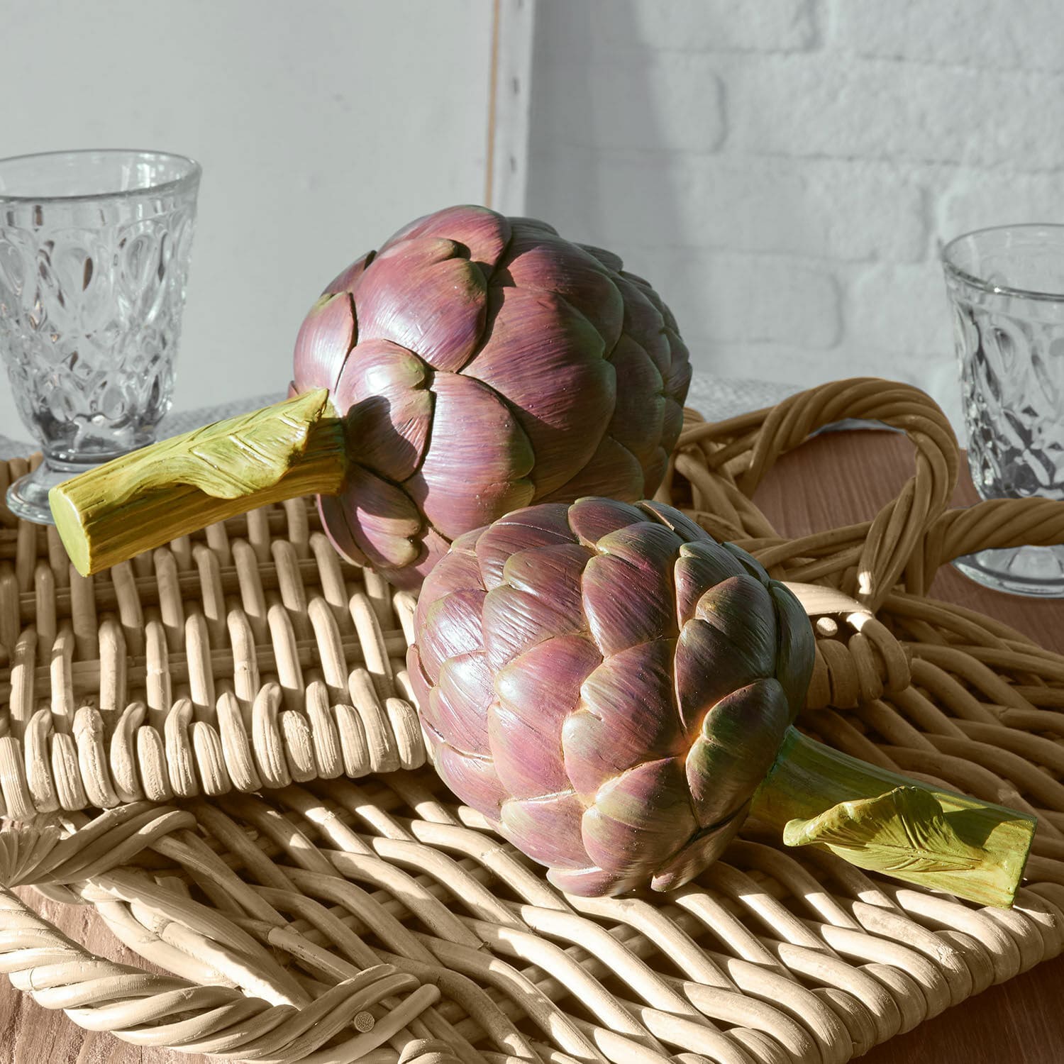 Deko-Artischocke 2er Set Wilorin Dekorative Artischocken aus Kunststoff in Violett-Grün auf einem geflochtenen Tablett als Wohnaccessoire