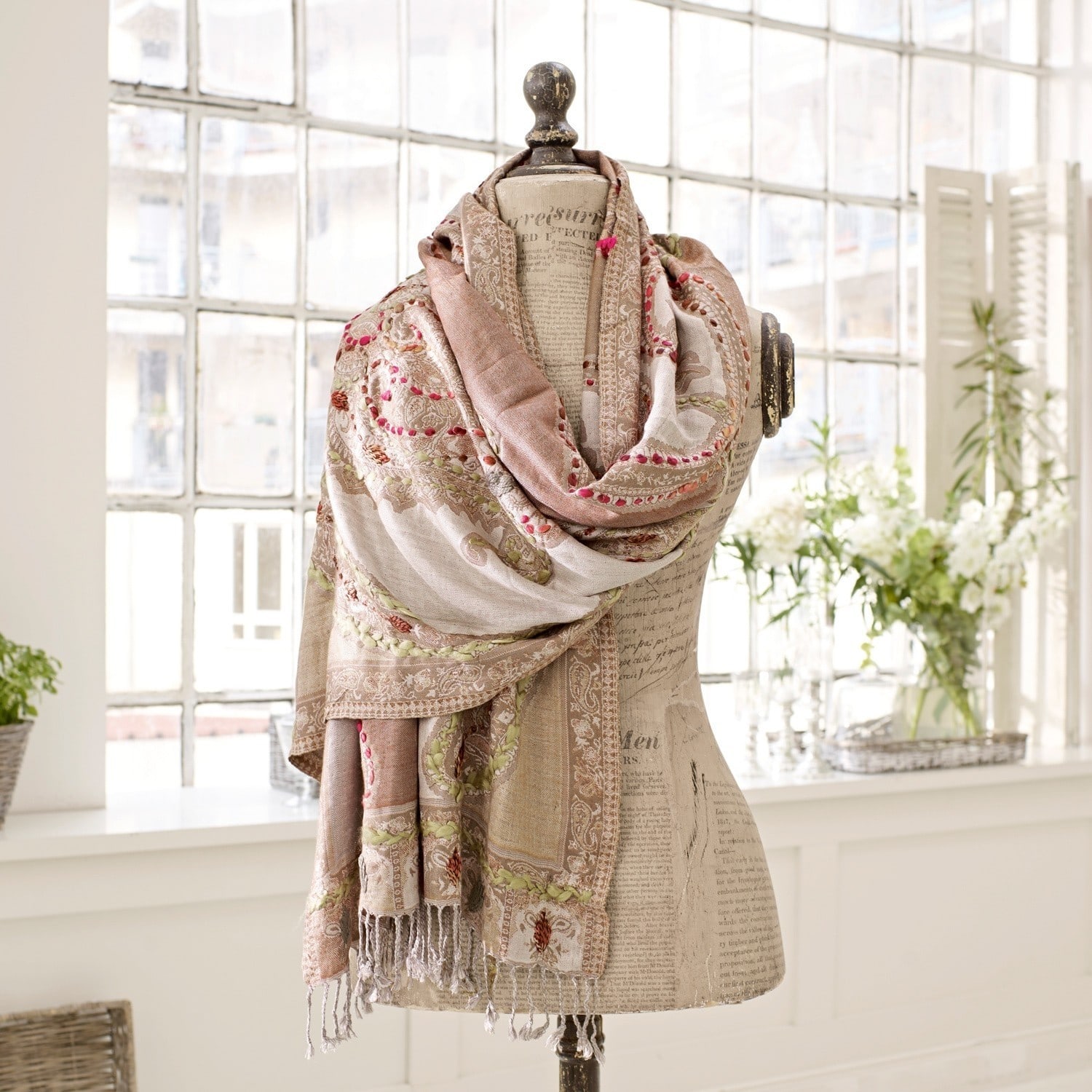 Schal Linou Zarter bestickter Schal in Pastellrosa und Beige, weiches Material, dekoratives Modeaccessoire