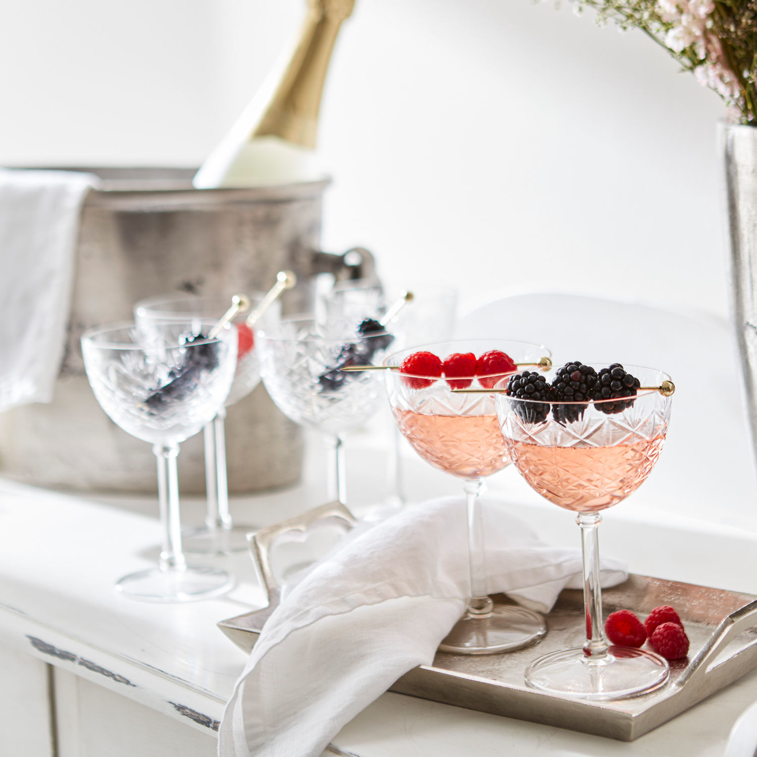 Sektglas 6er Set Olite Kristallglas-Cocktailgläser mit Himbeeren und Brombeeren auf silbernem Tablett dekoriert