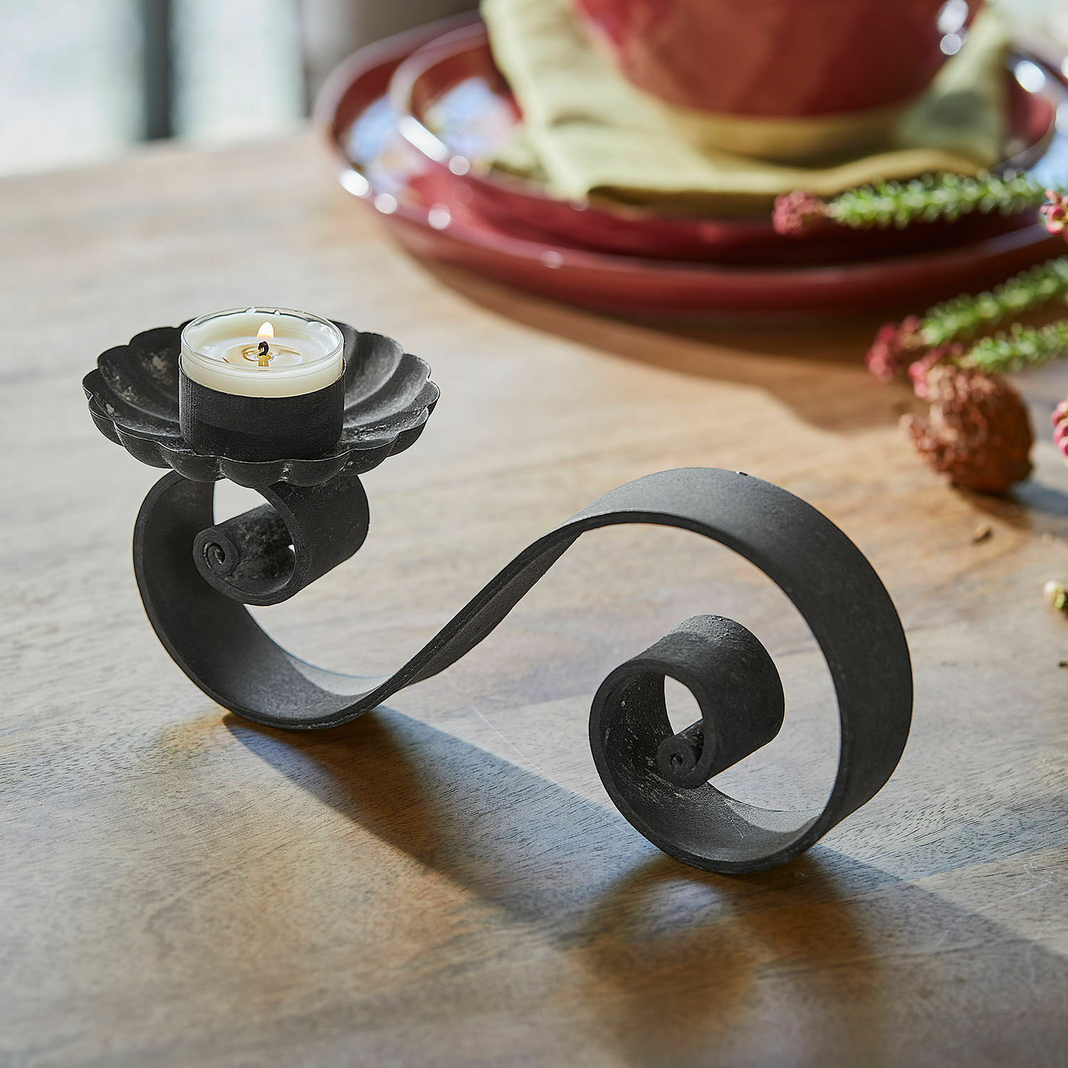 Kerzenhalter 4er Set Vorelin Schwarzer Metallkerzenhalter mit dekorativer Spirale und weisser Kerze auf Holztisch