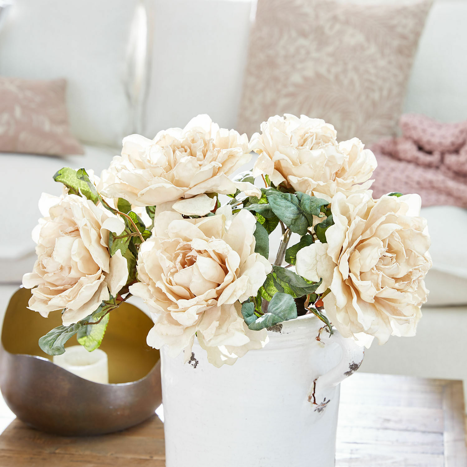 Deko-Blume 6er Set Mervix Strauß cremefarbener künstlicher Rosen in weisser Keramikvase auf Holztisch im Wohnzimmer