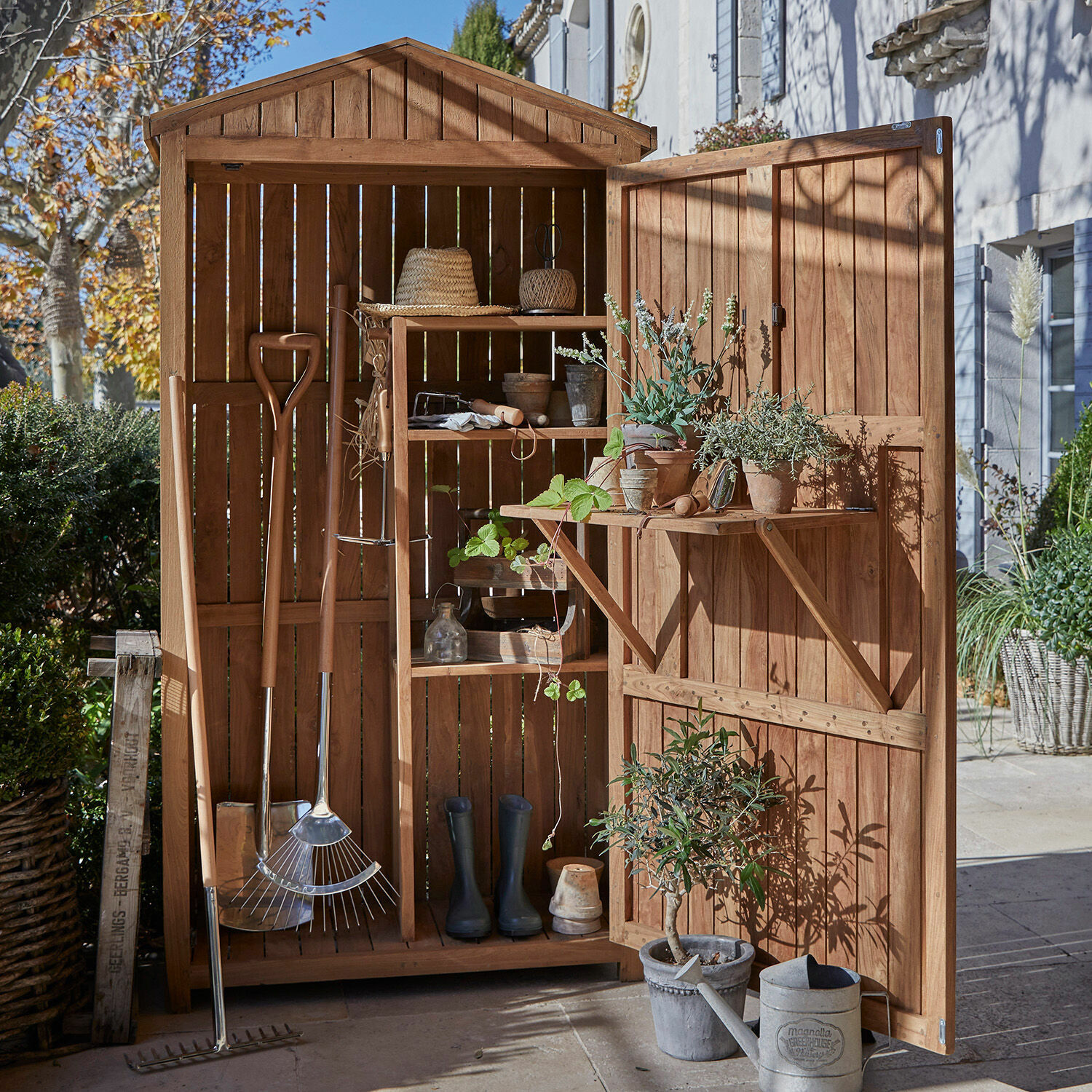 Gartenschrank Tomte Gartenschrank aus Holz mit Regalen und Gartengeräten in natürlicher Holzfarbe für den Aussenbereich