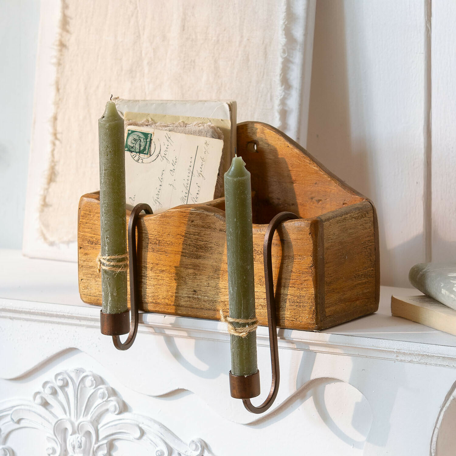 Kerzenhalter 2er Set Fioriva Holzbriefkasten mit grünen Kerzen und Metallhaltern auf weissem Kaminsims