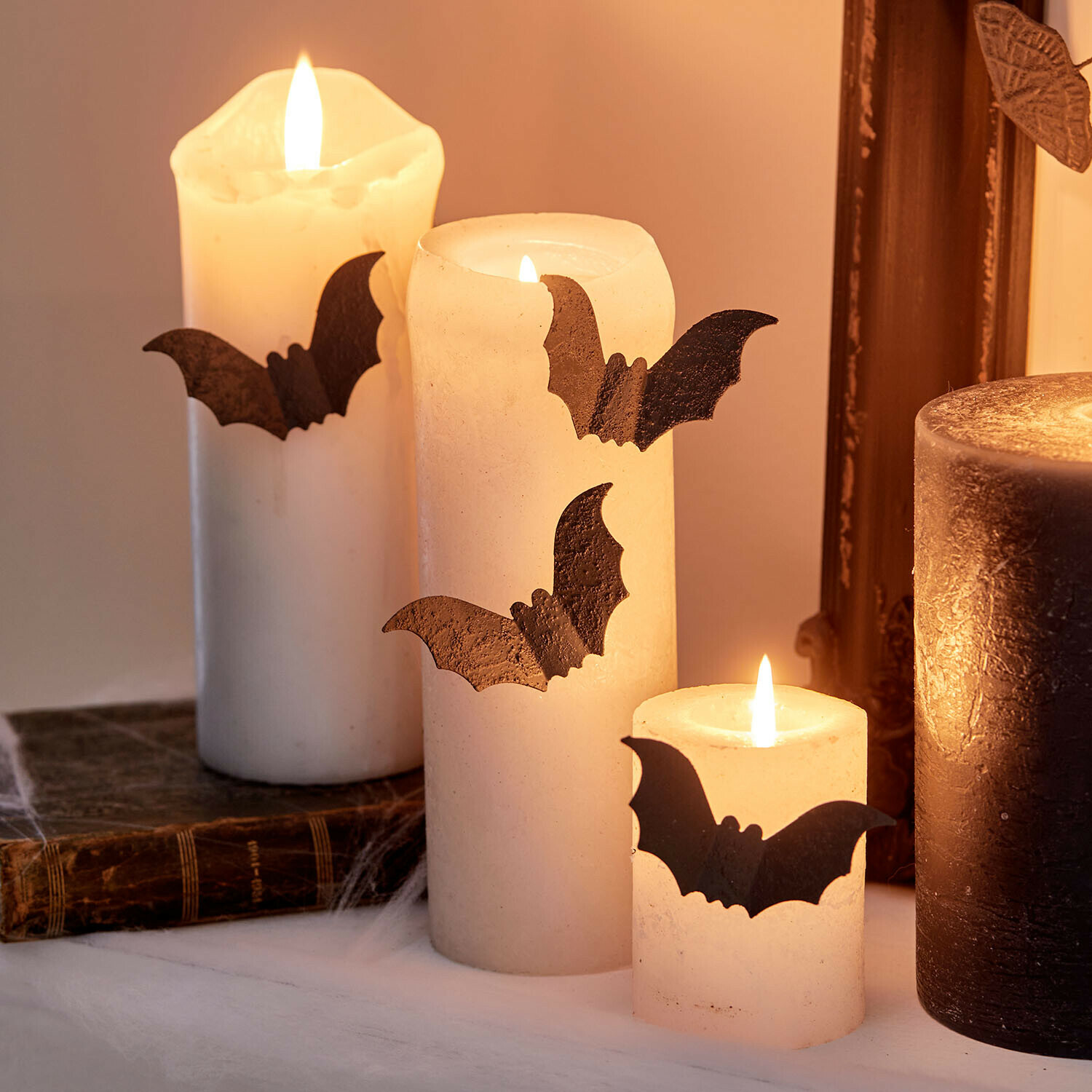 Deko-Pin 4er Set Brynnach Weiße Kerzen mit schwarzen Fledermaus-Dekorationen für stimmige Halloween-Deko