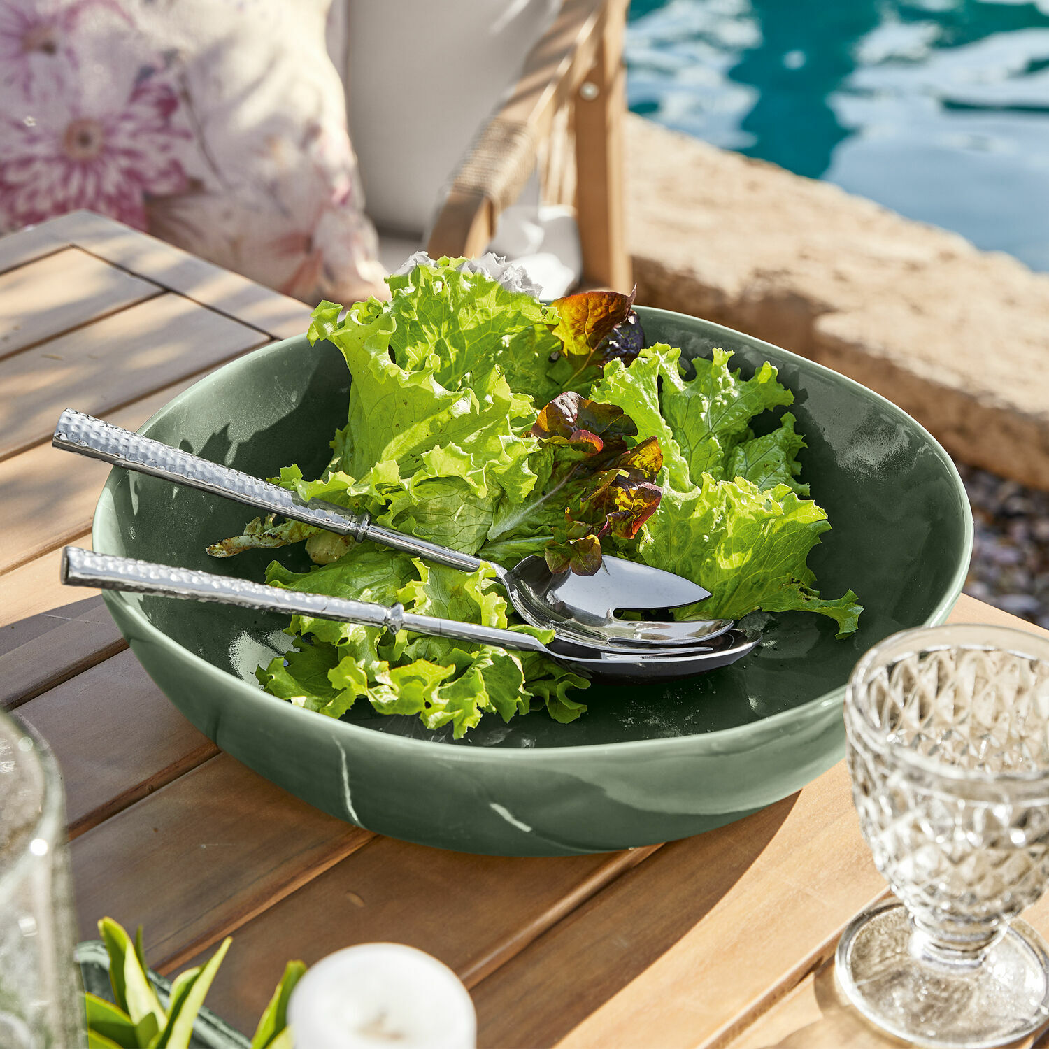 Schüssel Calvi Grüne Keramikschüssel mit Salat und silbernem Besteck auf Holztisch im Aussenbereich
