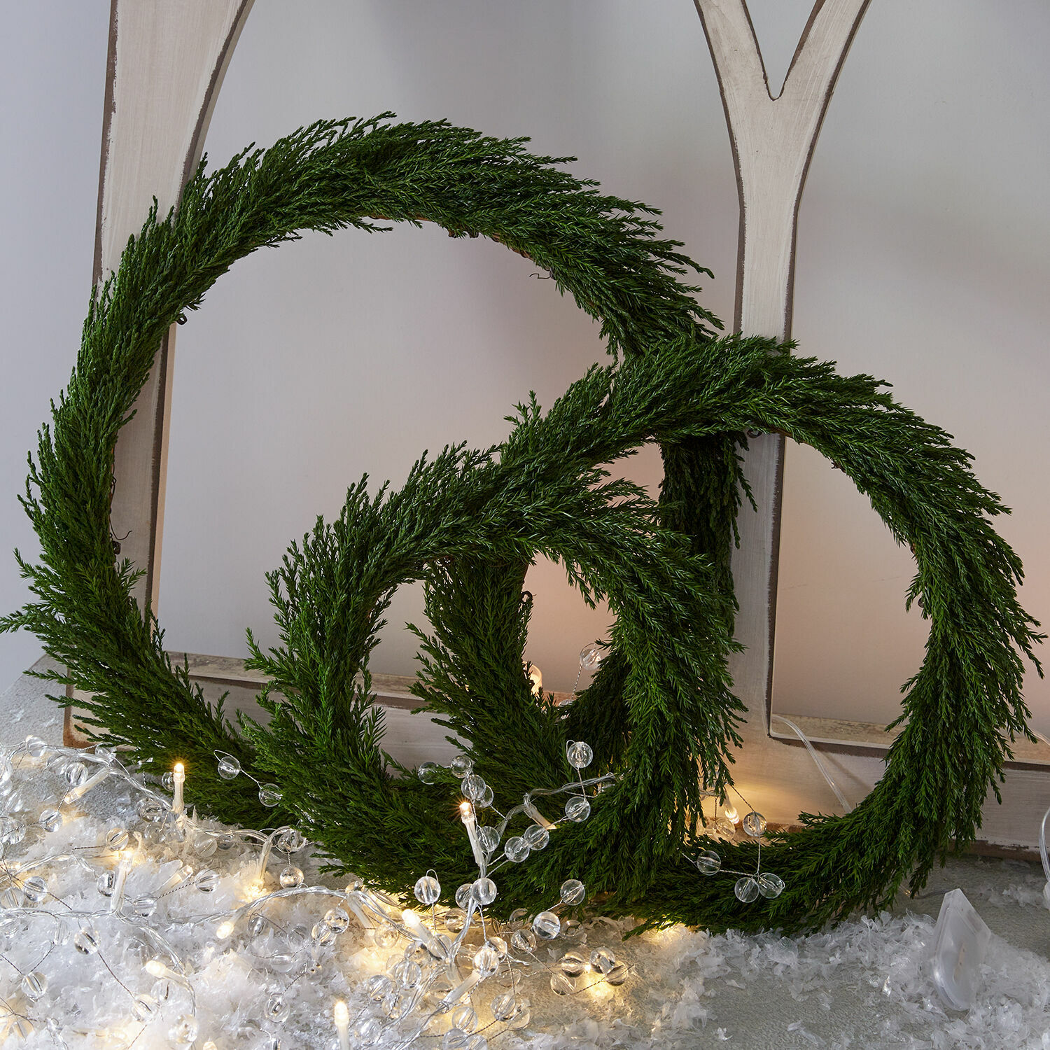 Kranz 3er Set Grivale Dekorative grüne Tannenzweige-Winterkränze mit LED-Lichterkette und Kunstschnee für Weihnachtsdekoration