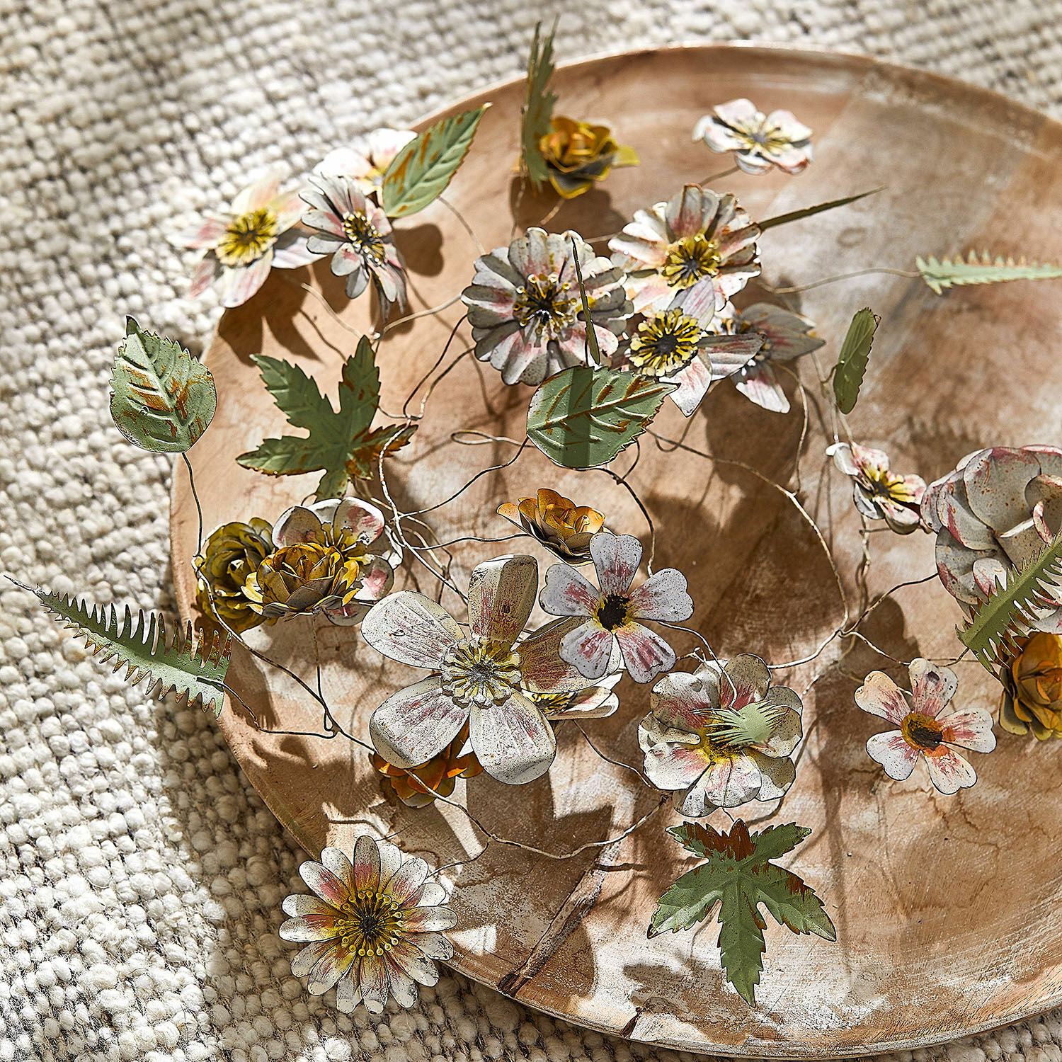 Girlande Urfanne Dekorative Metallblumen und Blätter in Pastellfarben auf Holztablett, Wohnaccessoire