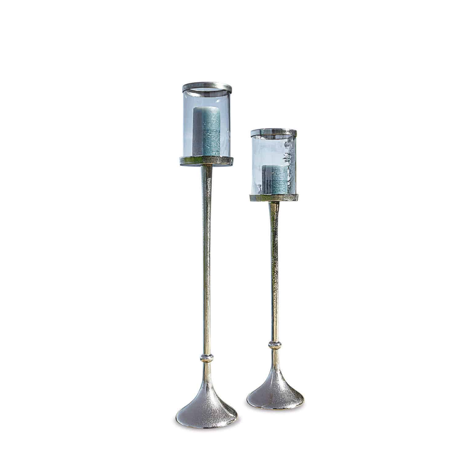 Kerzenständer 2er Set Oudon Set aus zwei Metall-Kerzenhaltern mit transparenten Glasabdeckungen und blauen Kerzen.