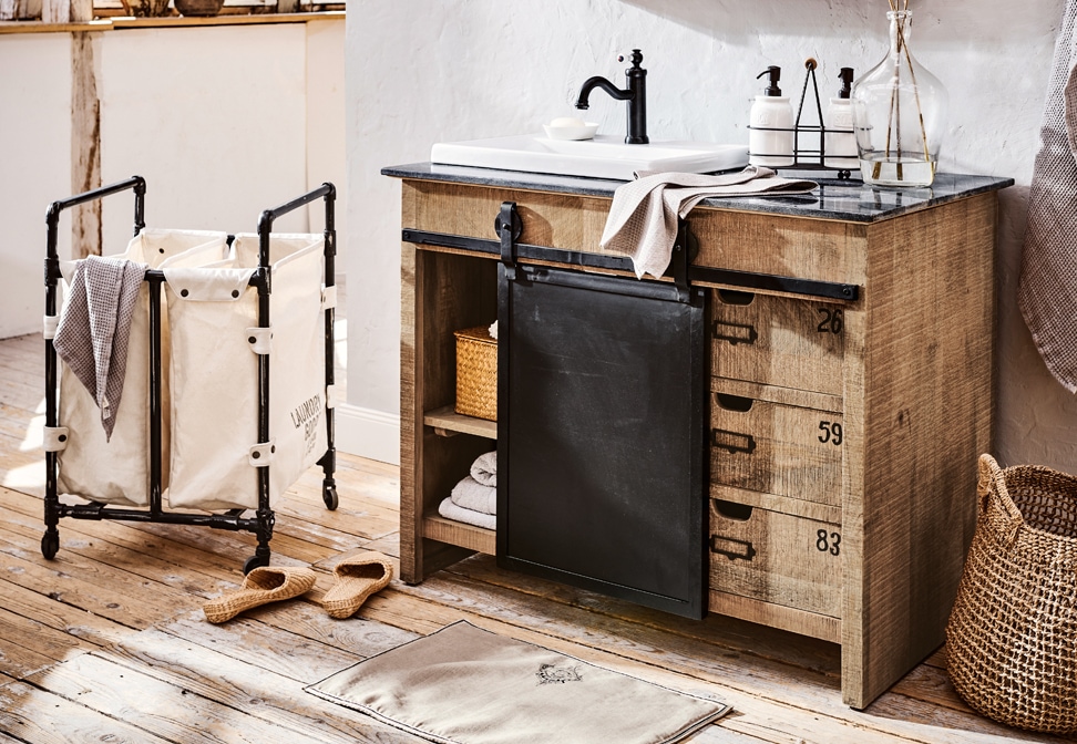 Industrielles Badezimmer mit Holzschrank, schwarzer Metallschublade und weissem Waschbecken auf Steinplatte