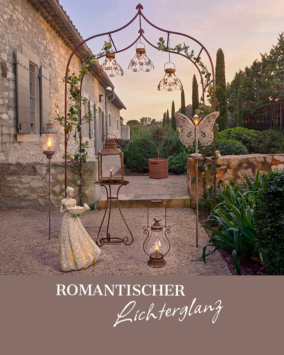 Romantisches Gartenlampen-Set aus Metall mit Figur einer Frau im weissen Kleid, beleuchtet am Abend