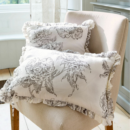 Dekorative Baumwollkissen in Creme mit floralem Muster und Rüschen, stilvoll fürs Wohnzimmer