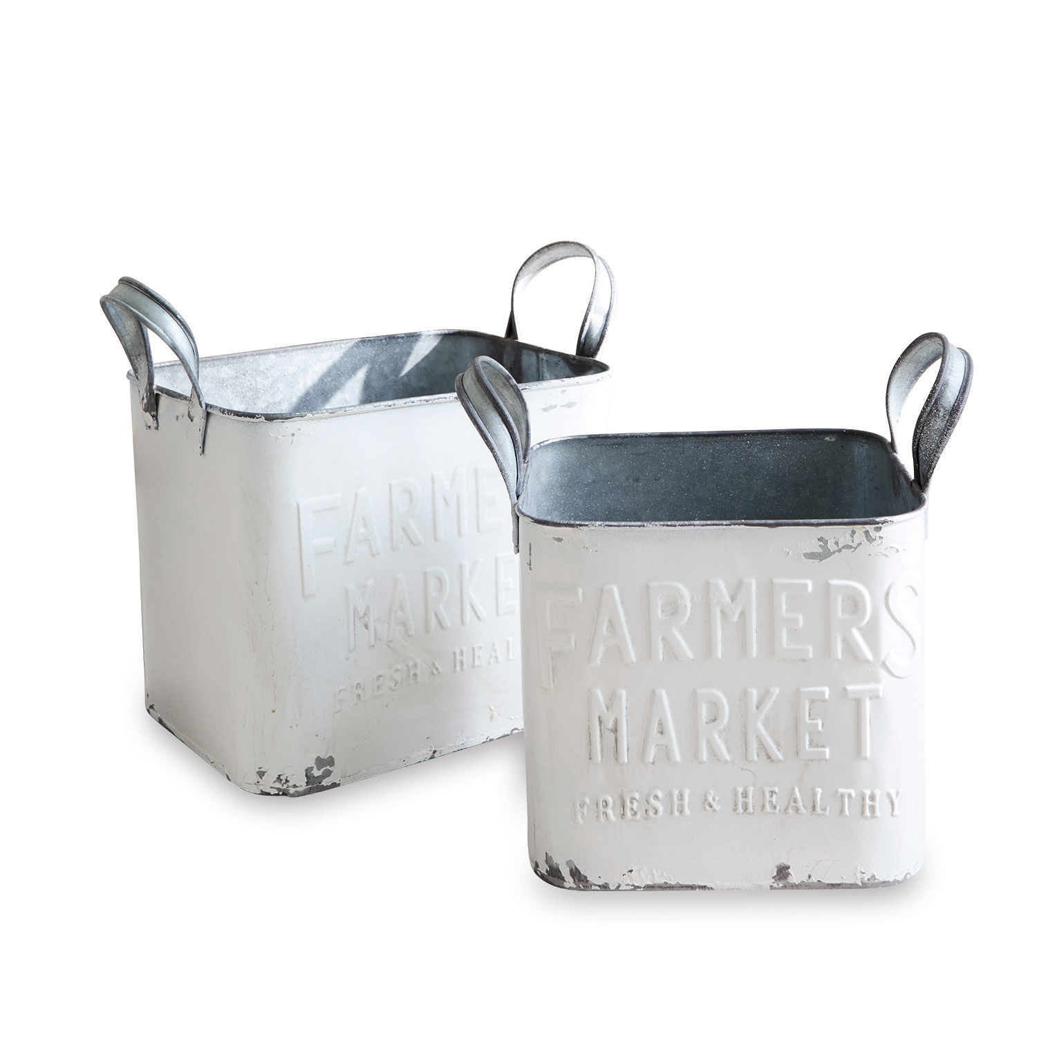 Korb 2er Set Market Set aus zwei weissen Metallbehältern mit Griffen und Schriftzug «Farmers Market» im Vintage-Stil