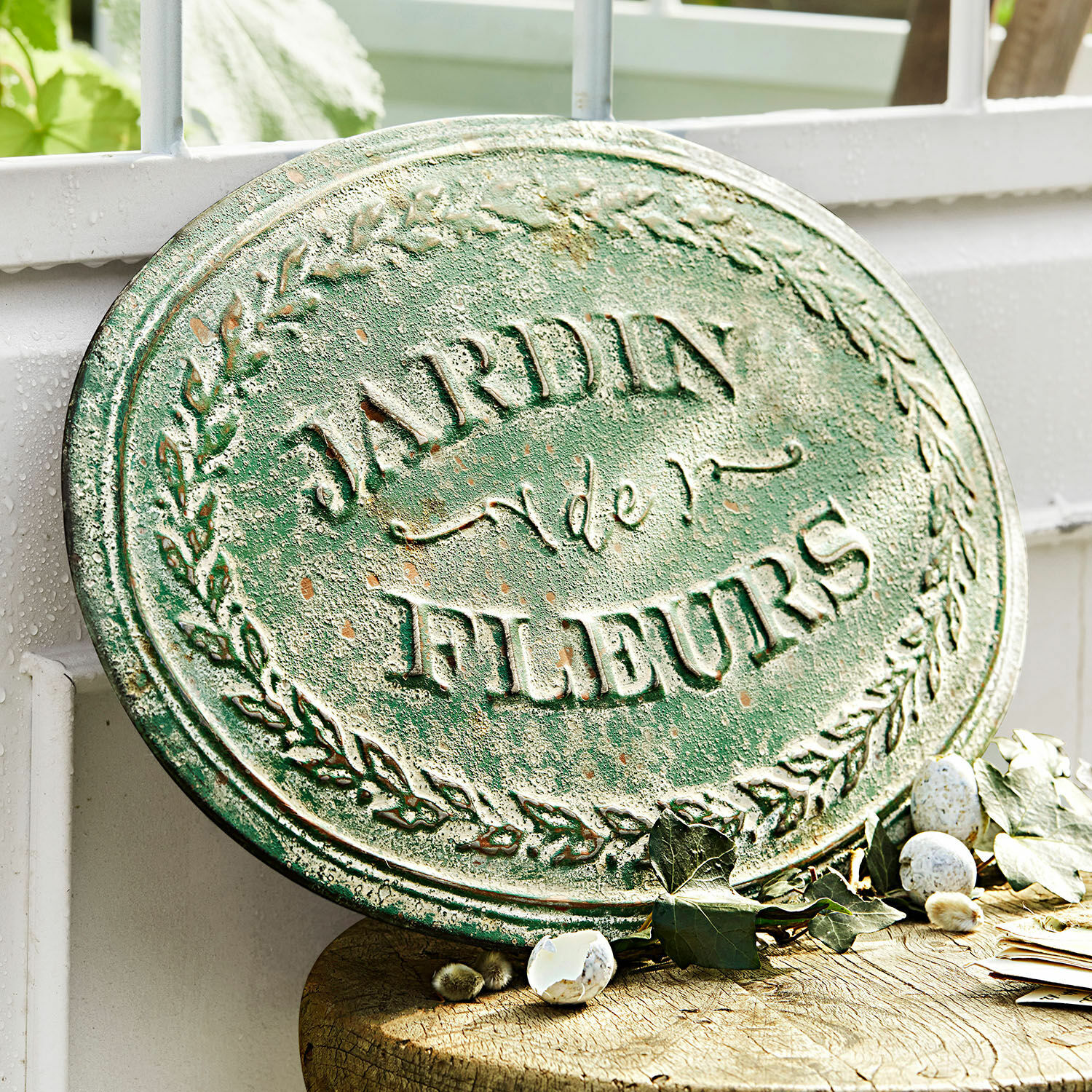 Deko-Schild Jardin de Fleurs Ovale grüne Metall-Gartentafel mit Schriftzug «Jardin de Fleurs» und Blattverzierung