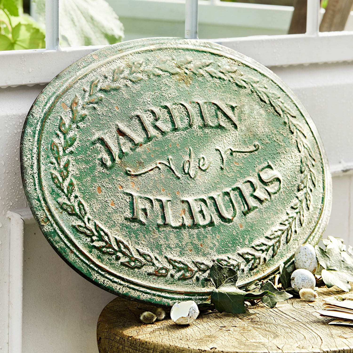 Deko-Schild Jardin de Fleurs Ovale grüne Metall-Gartentafel mit Schriftzug «Jardin de Fleurs» und Blattverzierung