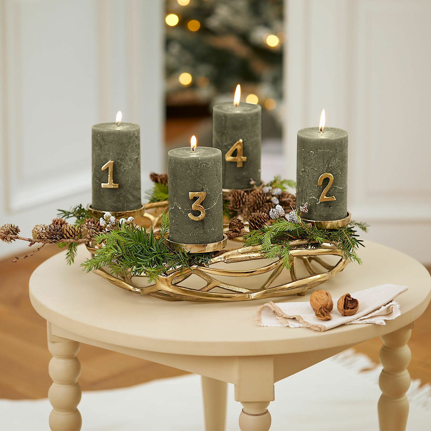 Kerzenkranz Coldfield Grüner Adventskranz mit vier Kerzen und goldenen Zahlen auf beigem Tisch