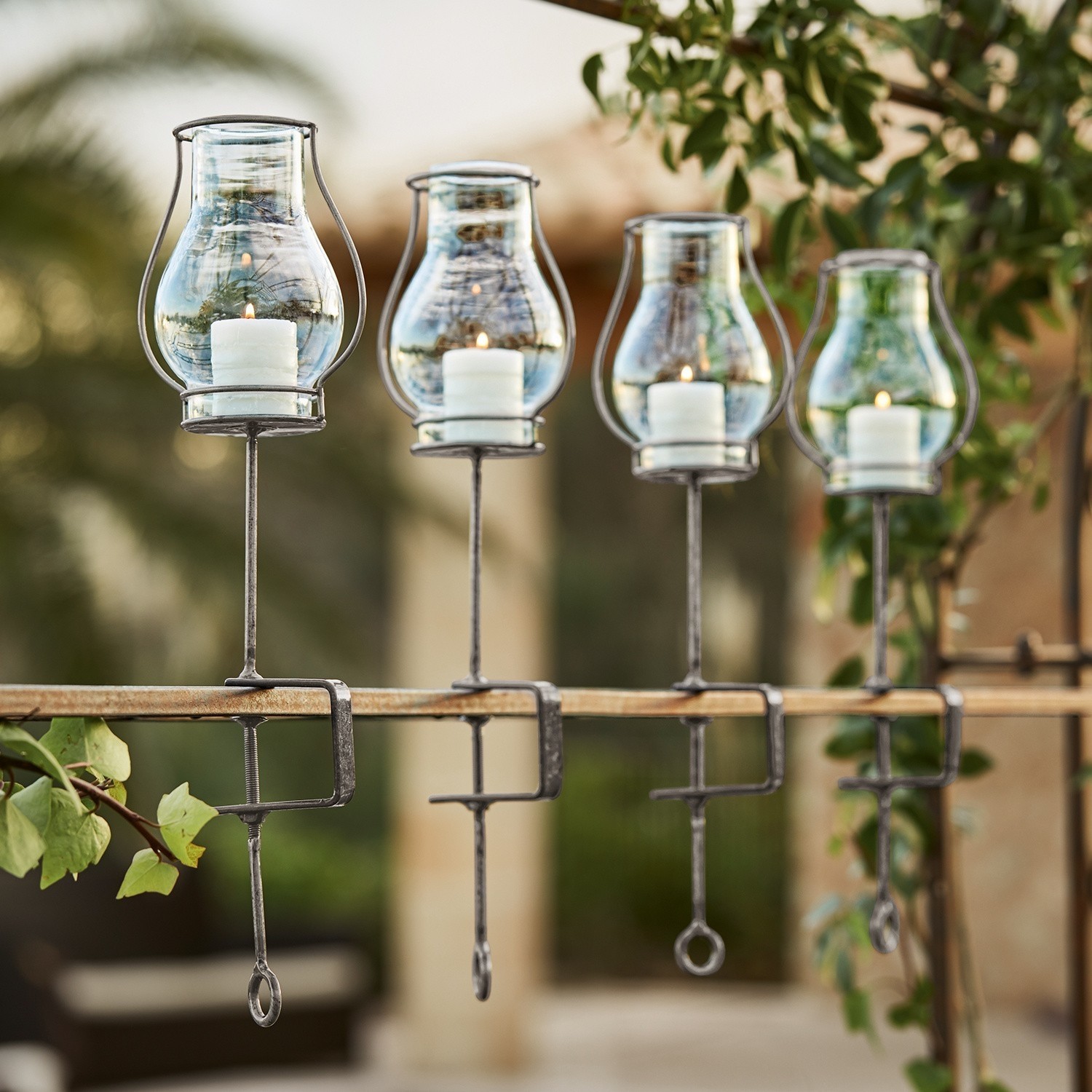 Windlicht 4er Set Calindra Vier Glaslaternen mit Metallhalterungen zur Befestigung am Geländer, stilvolle Gartendekoration