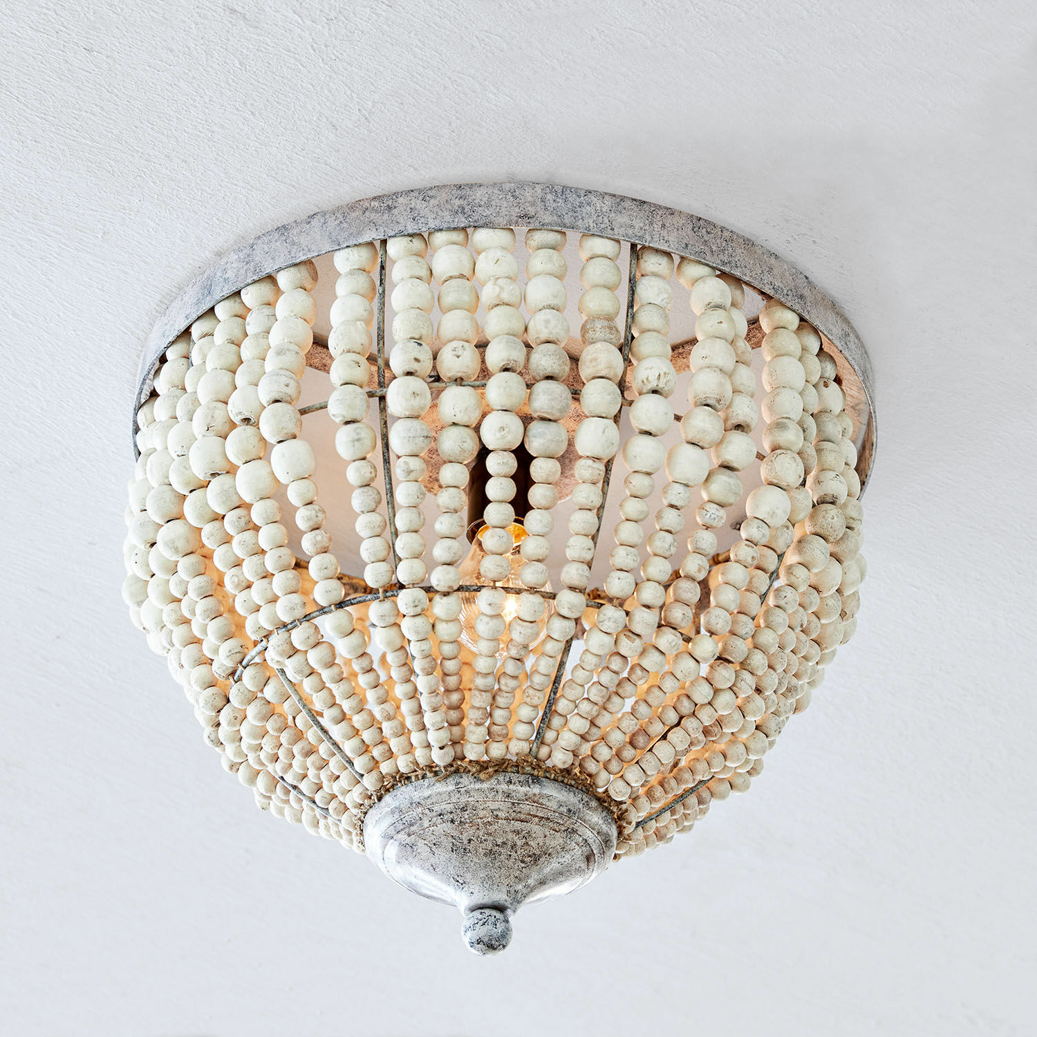 Deckenlampe Antereen Deckenleuchte aus weissen Holzperlen und Metall im Vintage-Stil für stilvolle Raumdekoration
