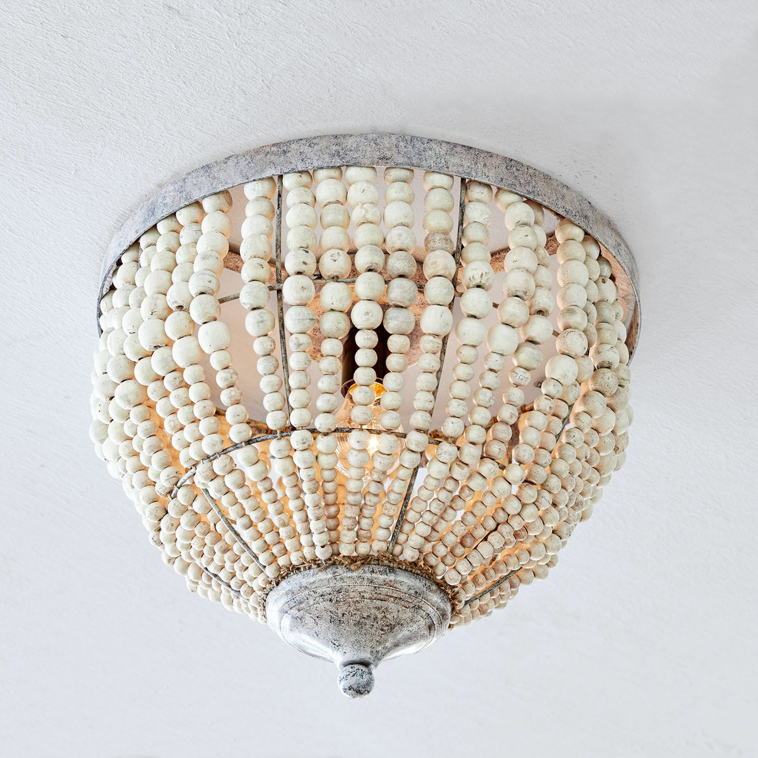 Deckenlampe Antereen Deckenleuchte aus weissen Holzperlen und Metall im Vintage-Stil für stilvolle Raumdekoration