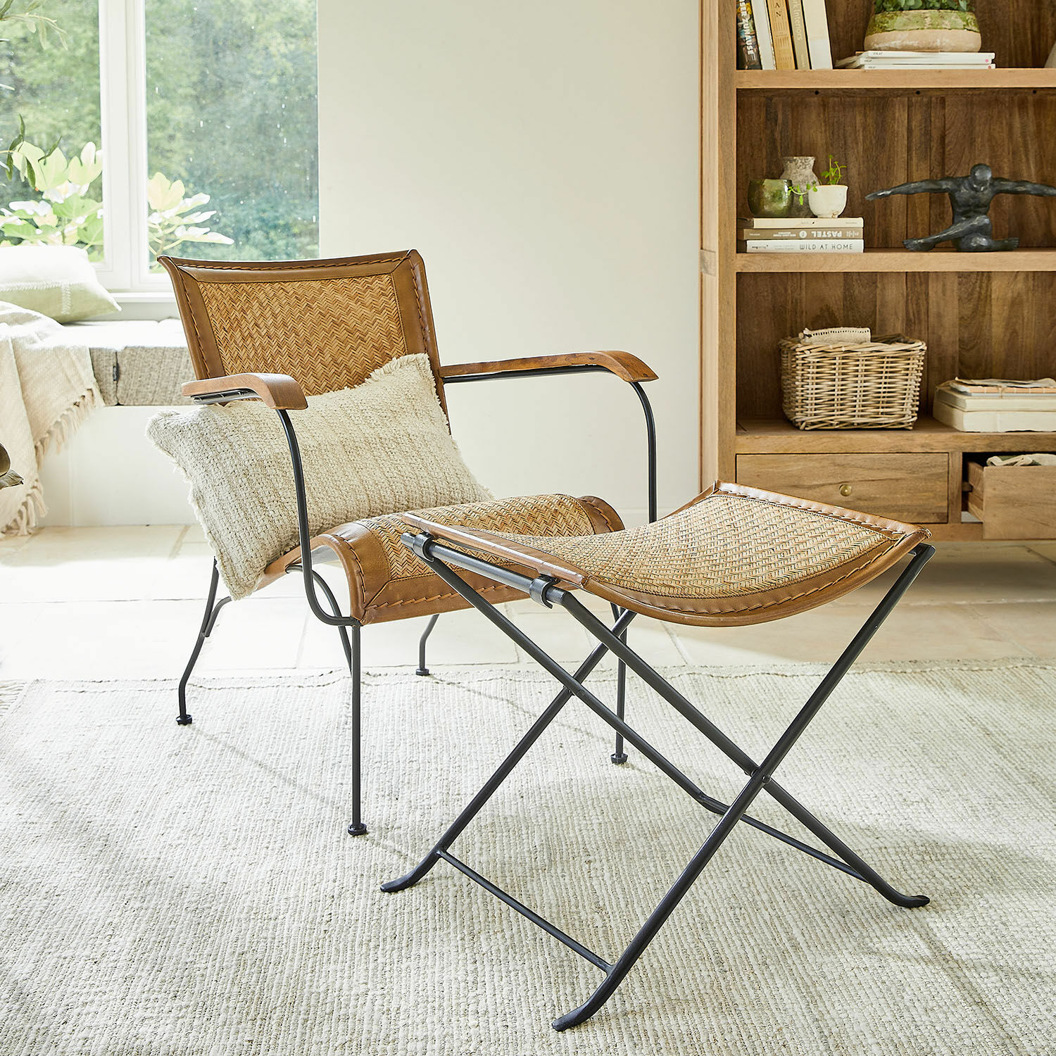 Stuhl mit Hocker Dauvron Stuhl und Hocker aus Rattan und Metall in Naturtönen für ein rustikales Wohnzimmer