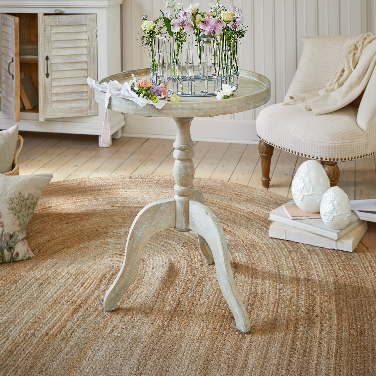Beistelltisch Brookdale Runder Vintage-Holztisch in hellem Farbton mit Blumenarrangement auf der Tischplatte im Wohnzimmer