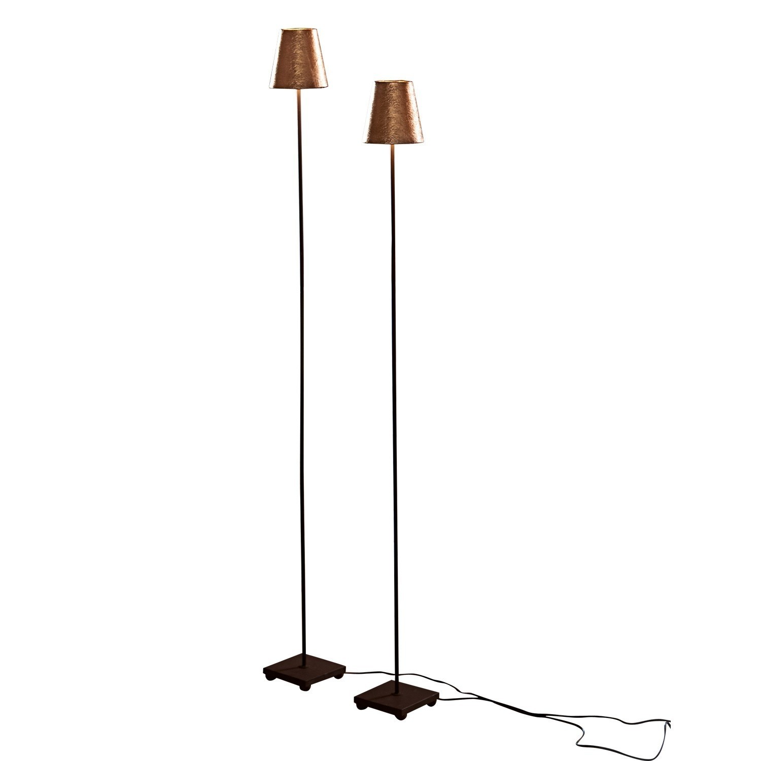 Stehlampe 2er Set Tacoma Ein Paar hohe Stehlampen mit kupferfarbenen Metalllampenschirmen und schwarzen Metallfüssen
