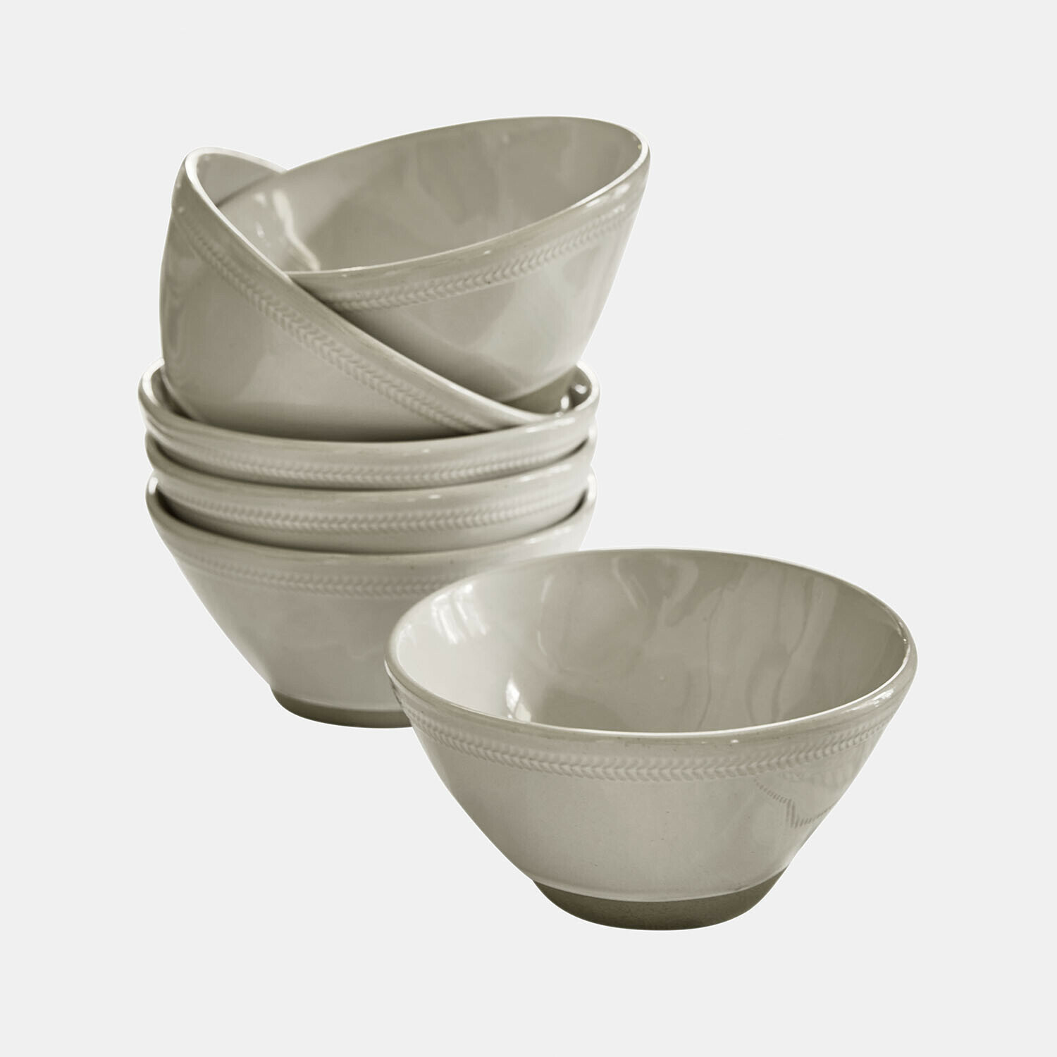 Set mit sechs cremefarbenen Keramikschalen mit feinem Randmuster, ideal zum Servieren von Suppen