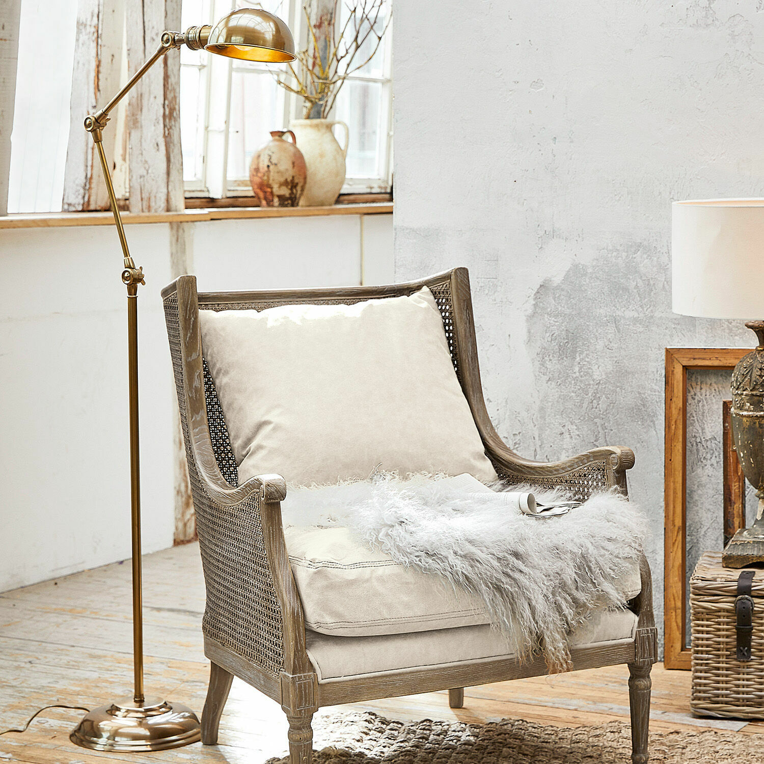 Stehlampe Tulsa Beiger Vintage-Sessel mit Holzrahmen und weichem Kissen für ein gemütliches Wohnzimmer