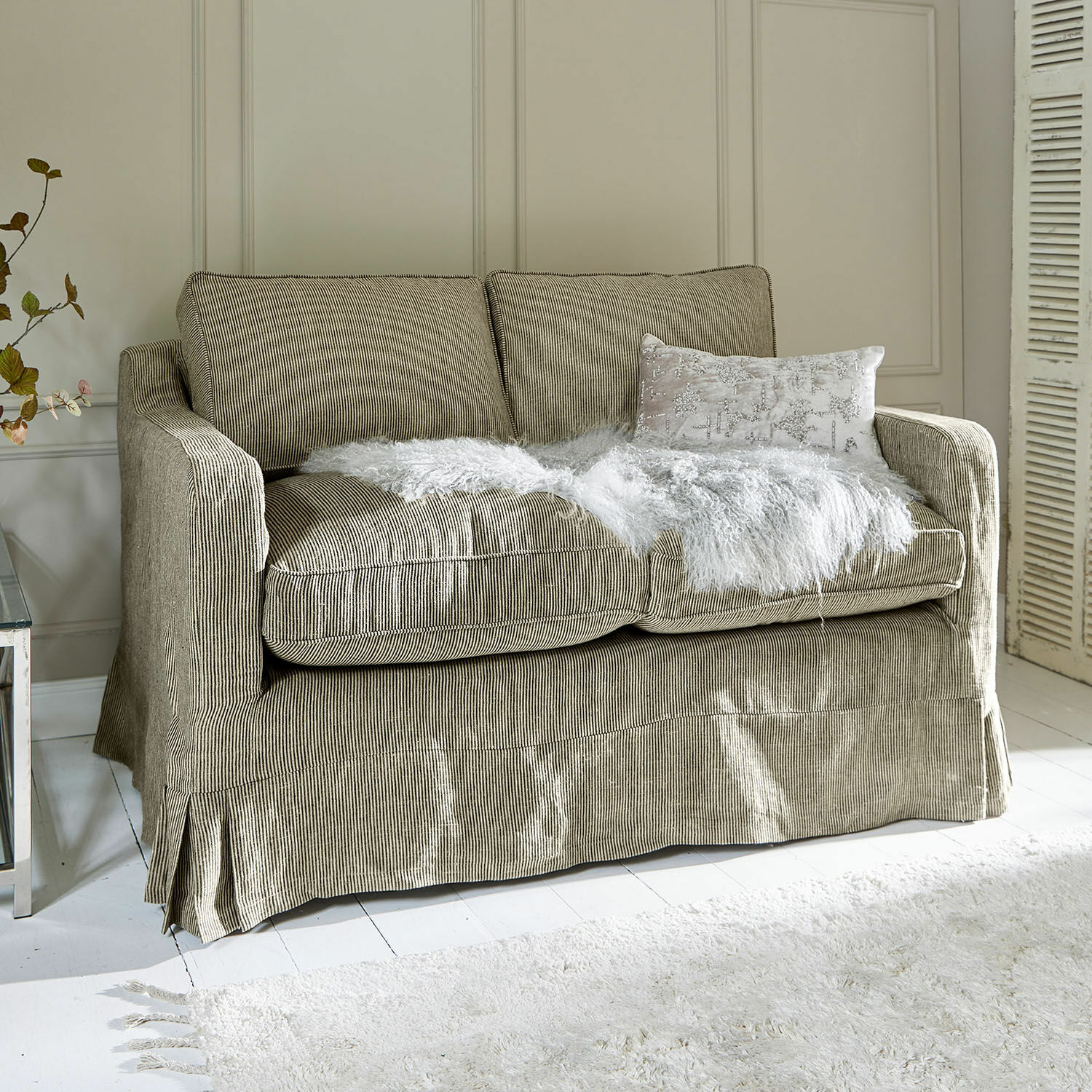 Sofa Briarcliff Zweisitziges Sofa aus beigem, gestreiftem Stoff mit weißem Fellplaid und dekorativem Kissen