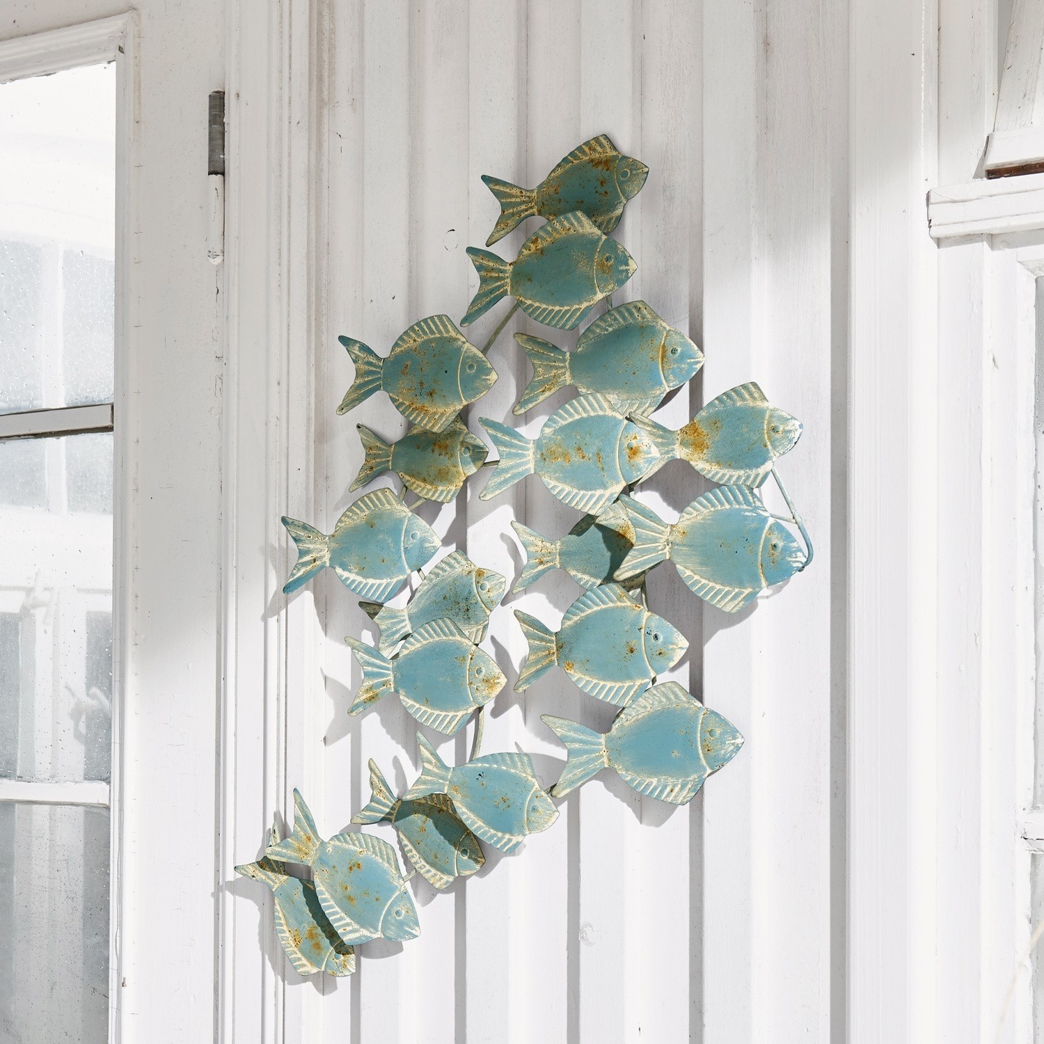 Wandornament Pesce Wanddekoration aus Metall mit blauen, antik wirkenden Fischen in Fischschwarmform, maritimer Stil