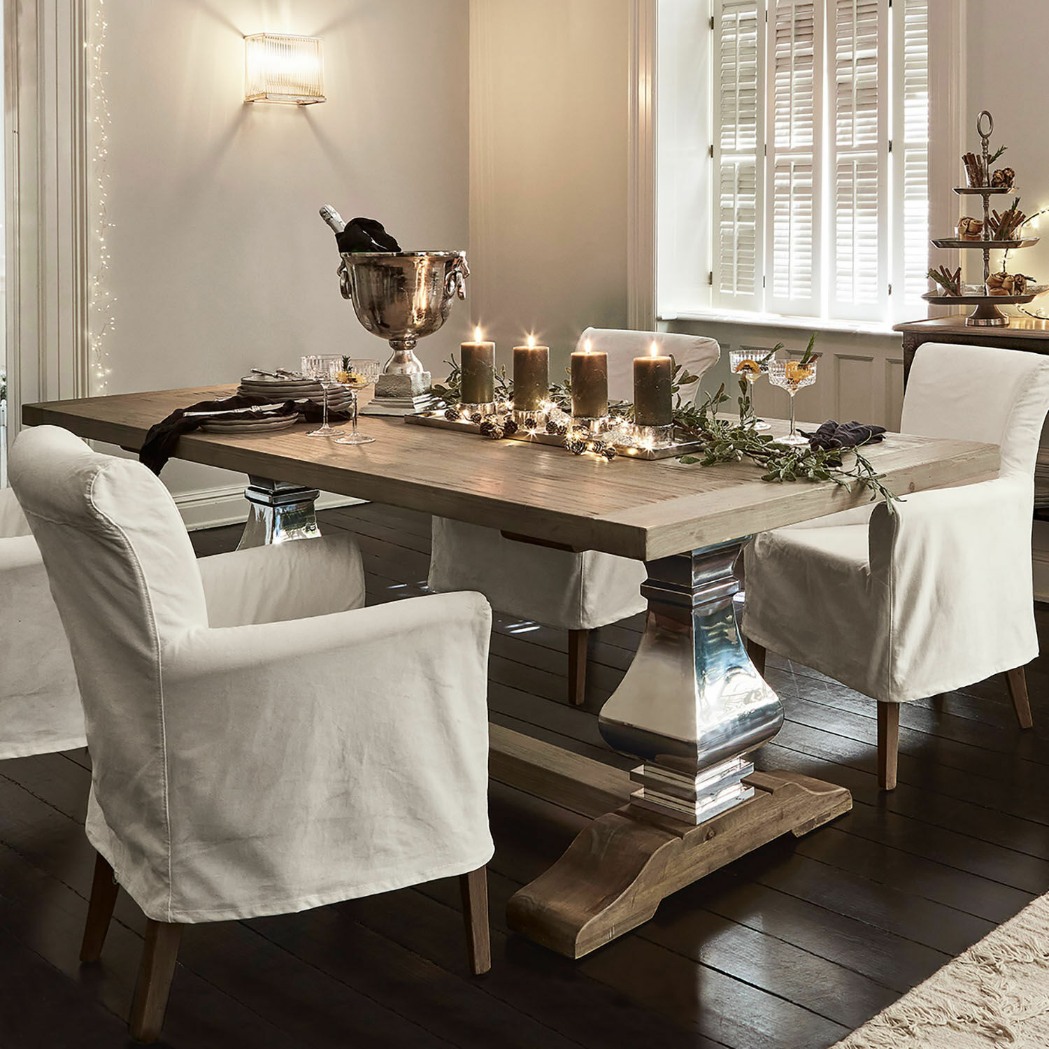 Esstisch Filton Heller Holzesstisch mit Metallbeinen und weissen Stuhlbezügen in elegantem Esszimmer