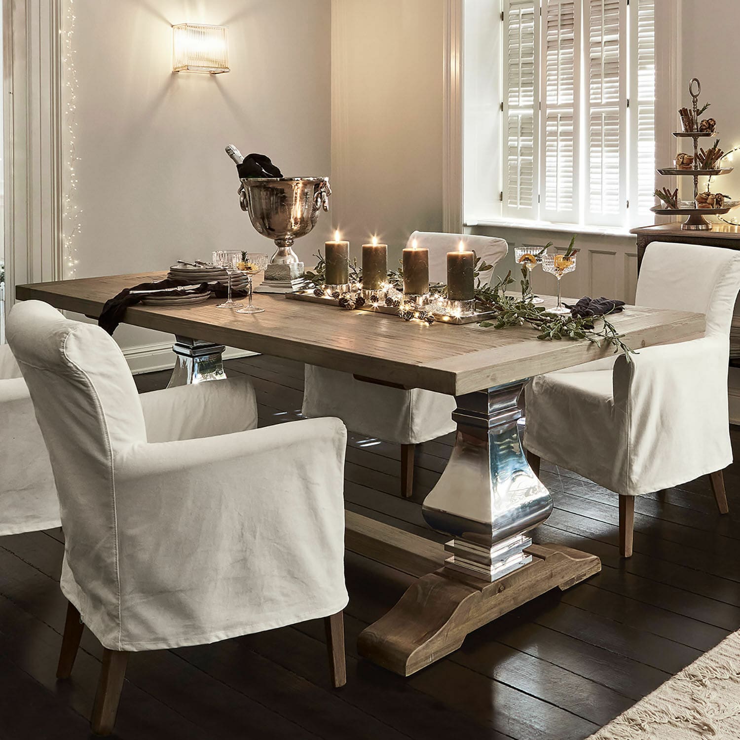 Esstisch Filton Heller Holzesstisch mit Metallbeinen und weissen Stuhlbezügen in elegantem Esszimmer