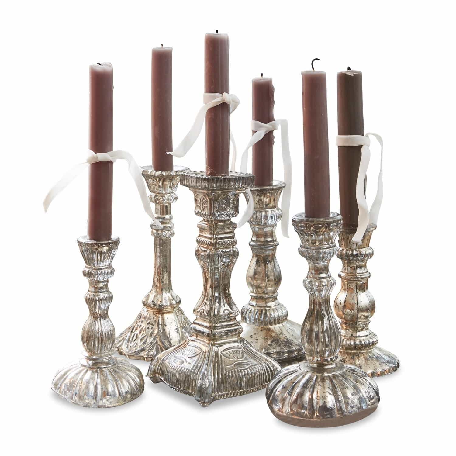 Kerzenständer 6er Set Adolpha Sechs silberne Kerzenhalter mit braunen Kerzen und weissen Bändern, dekorativer Tischschmuck