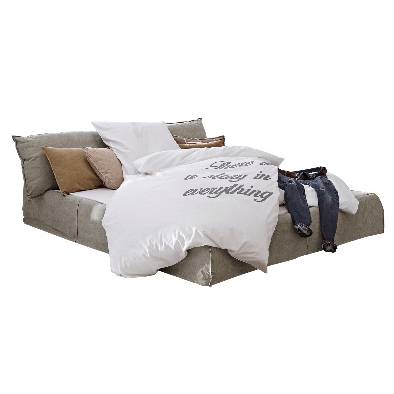 khaki Cottonwood-Bett in Khaki mit Baumwollbettwäsche und dekorativen Kissen für ein gemütliches Schlafzimmer