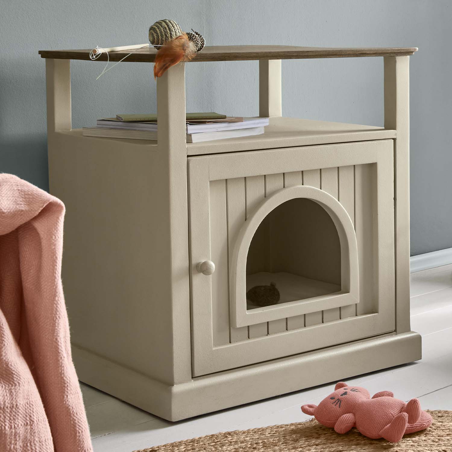 Beiger Holzschrank mit bogenförmiger Öffnung, als Katzenhaus und praktischer Beistelltisch nutzbar