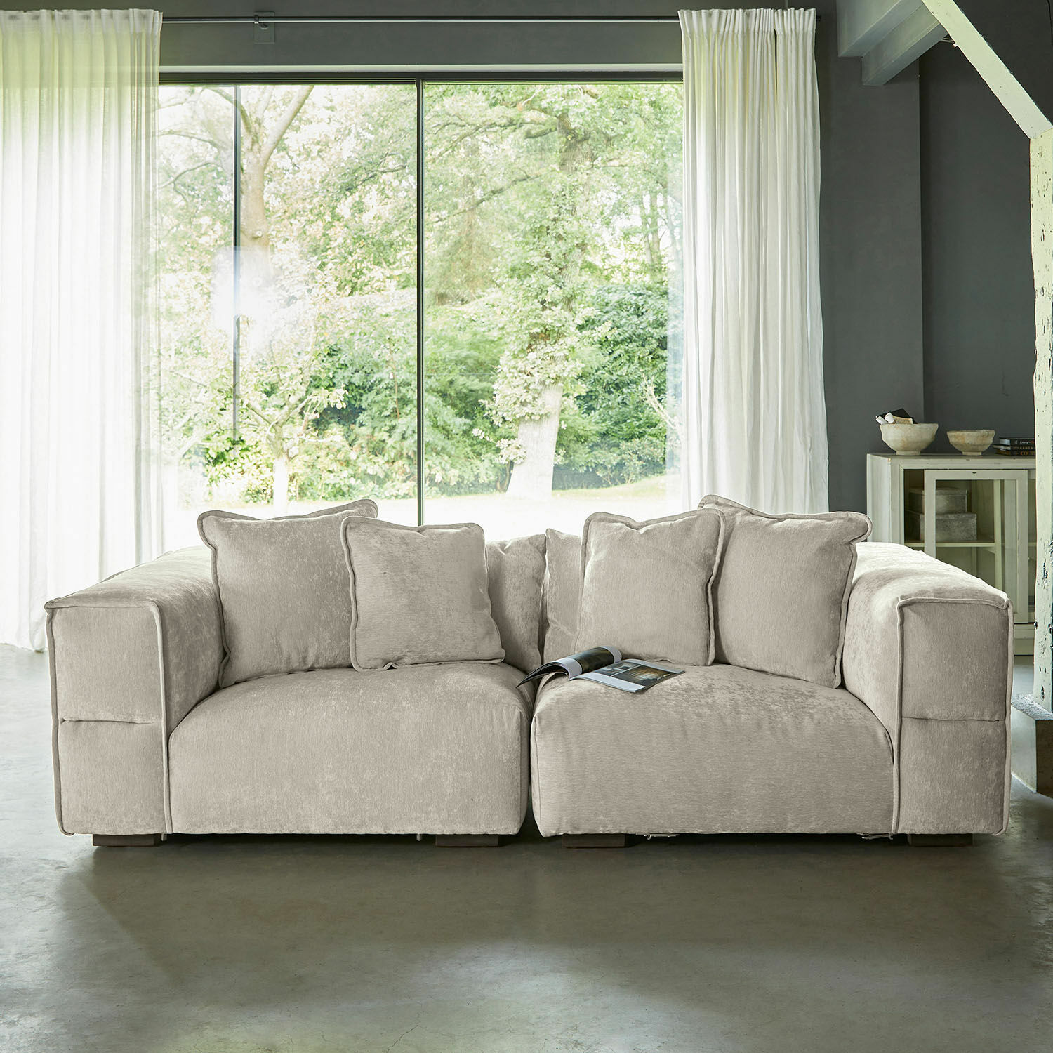 Sofa Gémonville Beige Couch aus weichem Stoff mit Kissen, modernes Wohnzimmermöbel vor grossem Fenster