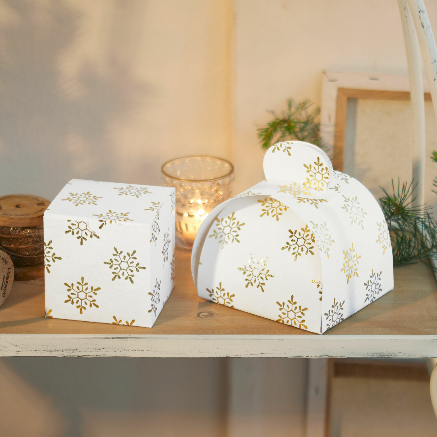Geschenkbox 2er Set Hartsfield Weisse Papierboxen mit goldenen Schneeflocken auf Holzregal, festliche Weihnachtsdekoration
