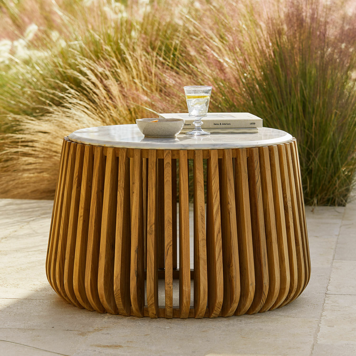 Couchtisch Urbeline Runder Couchtisch mit Holzgestell und weisser Marmorplatte, elegantes Gartenmöbel
