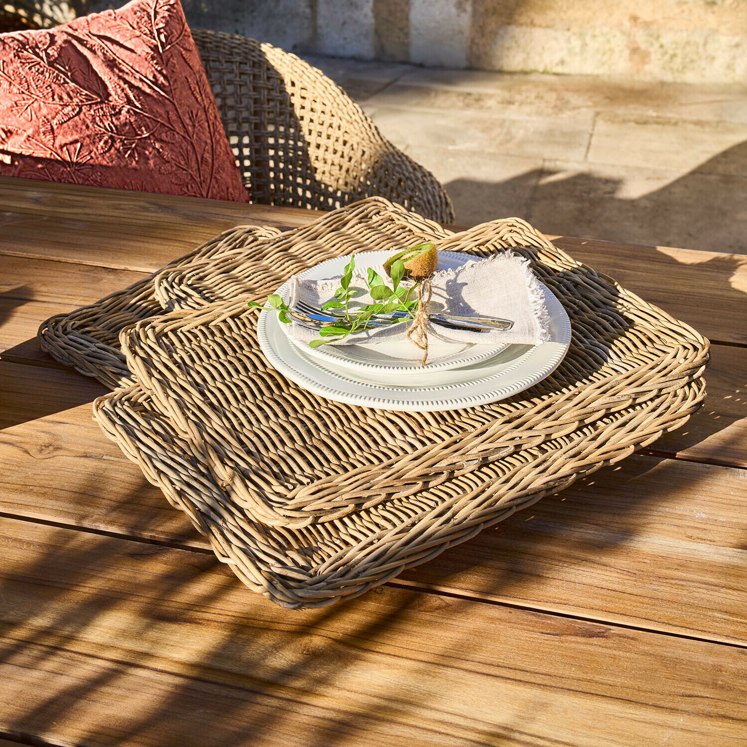 Platzset 4er Set Mossbury Set aus rechteckigen, naturfarbenen Rattan-Tischsets mit weissem Teller und Besteck auf Holztisch